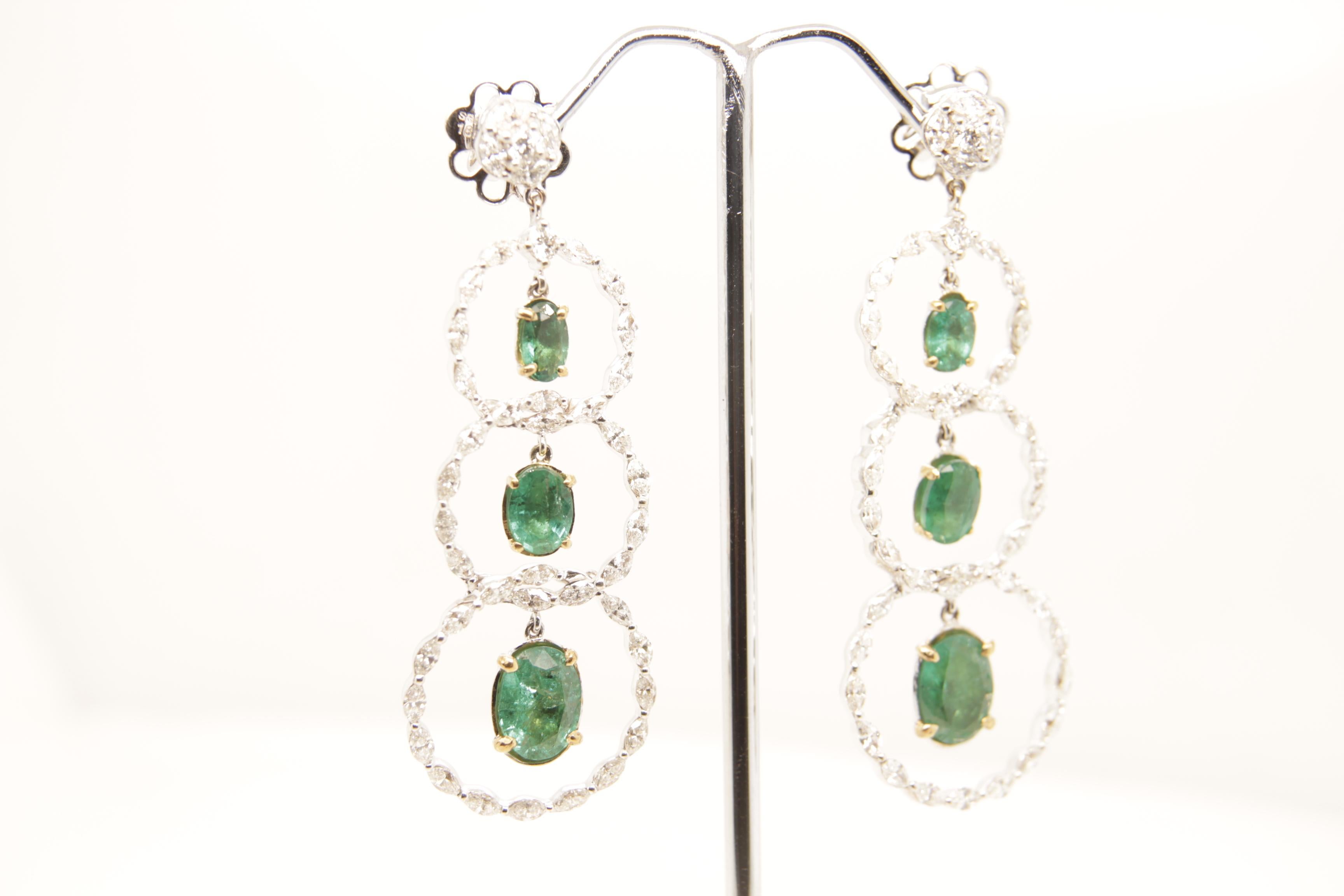 Smaragd- und Diamant-Ohrring aus 18 Karat Gold (Ovalschliff) im Angebot