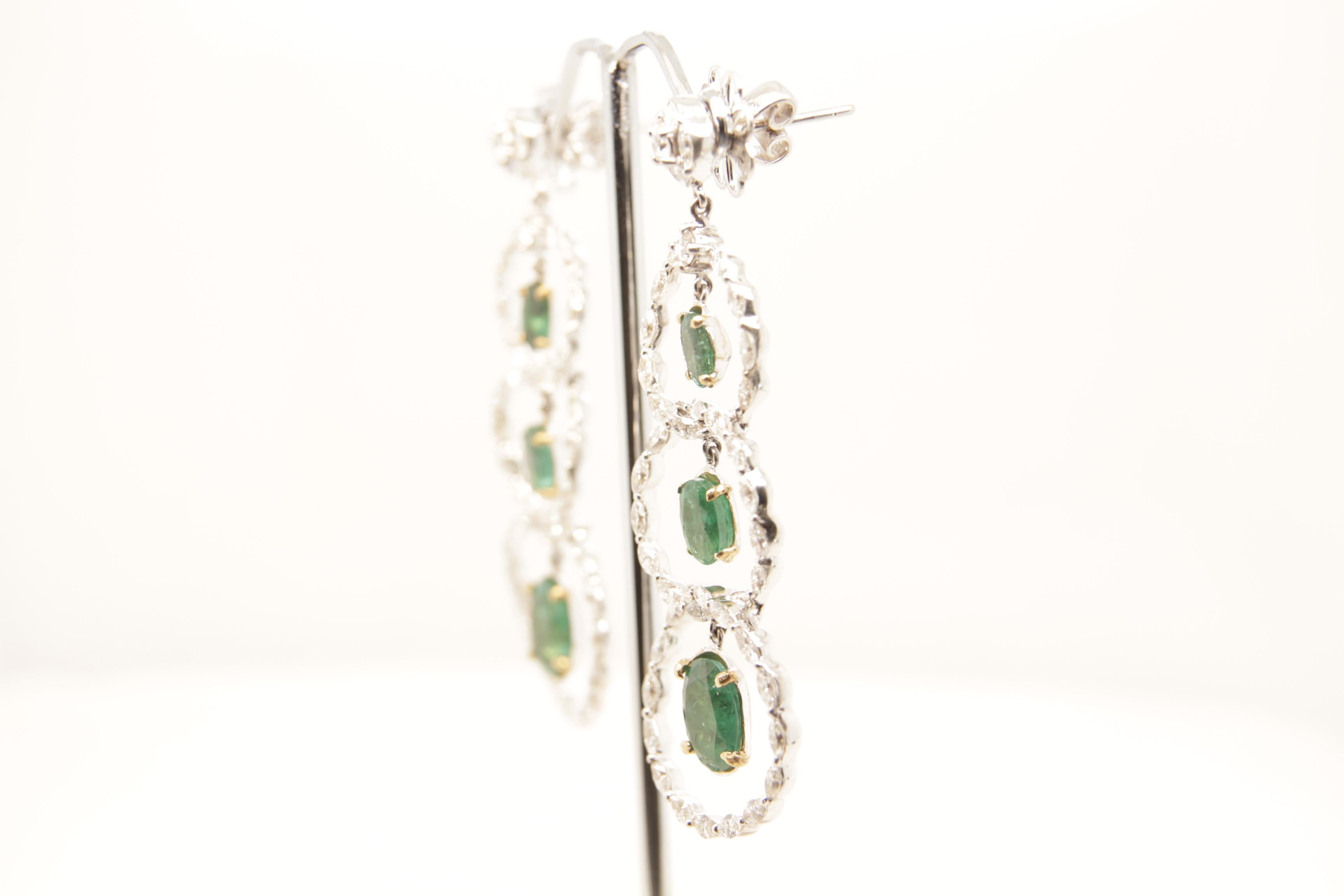 Emerald and Diamond Earring in 18 Karat Gold For Sale 1