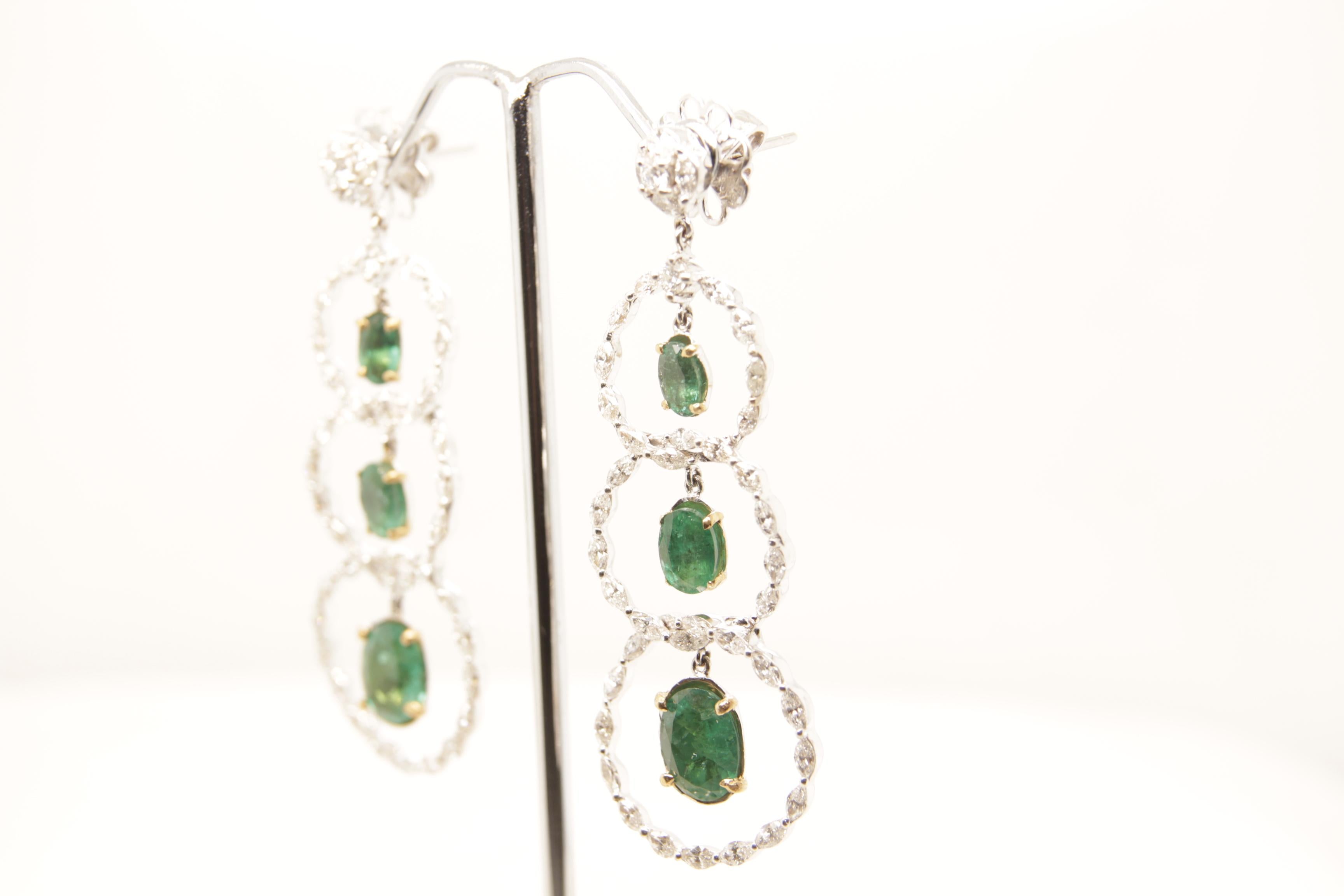 Emerald and Diamond Earring in 18 Karat Gold For Sale 2