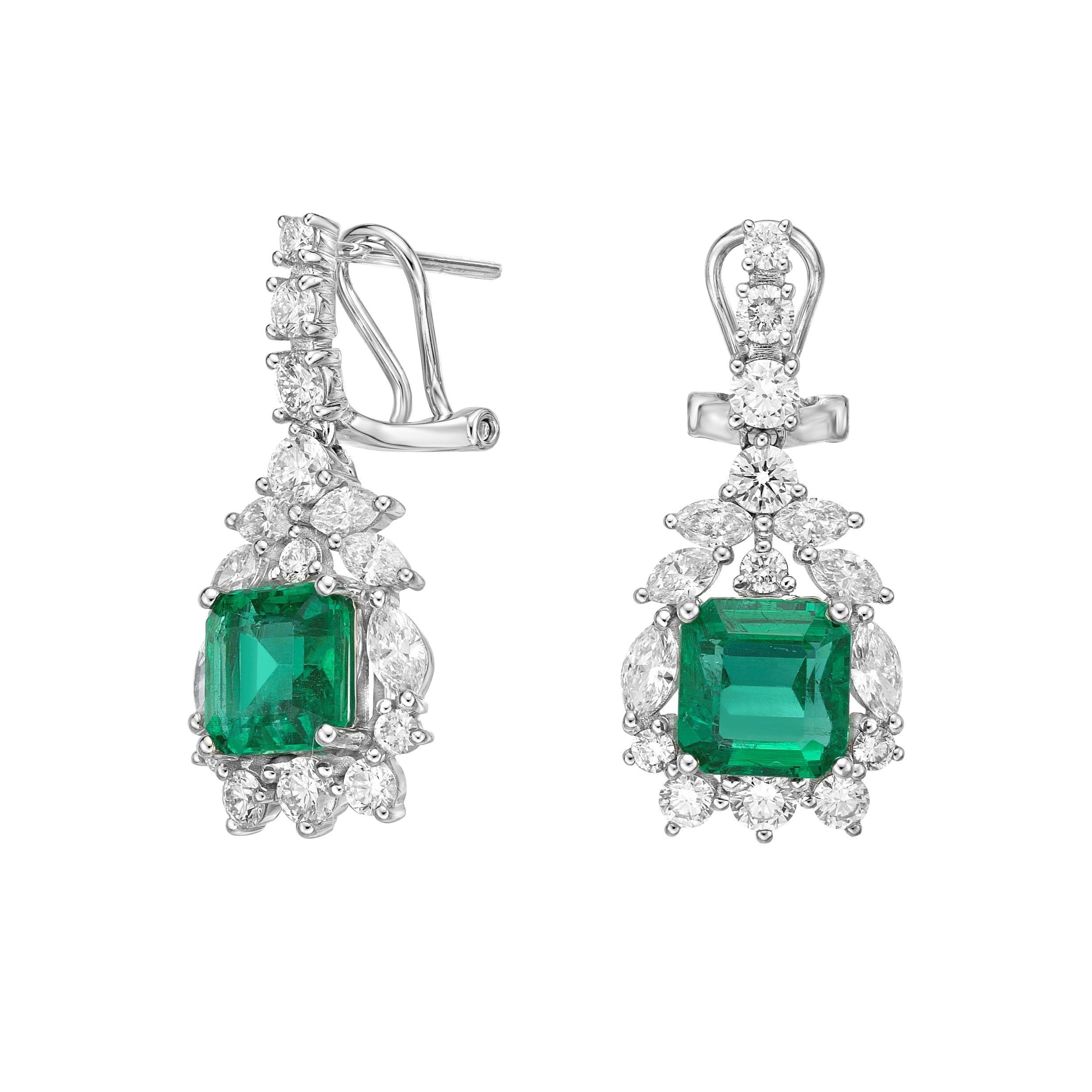 Emerald and Diamond Earring in 18 Karat White Gold In New Condition In Hong Kong, HK