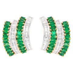 Boucles d'oreilles baguettes en or 18 carats, émeraudes et diamants 6,45 carats