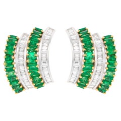 Boucles d'oreilles baguettes en or 18 carats, émeraudes et diamants 6,45 carats