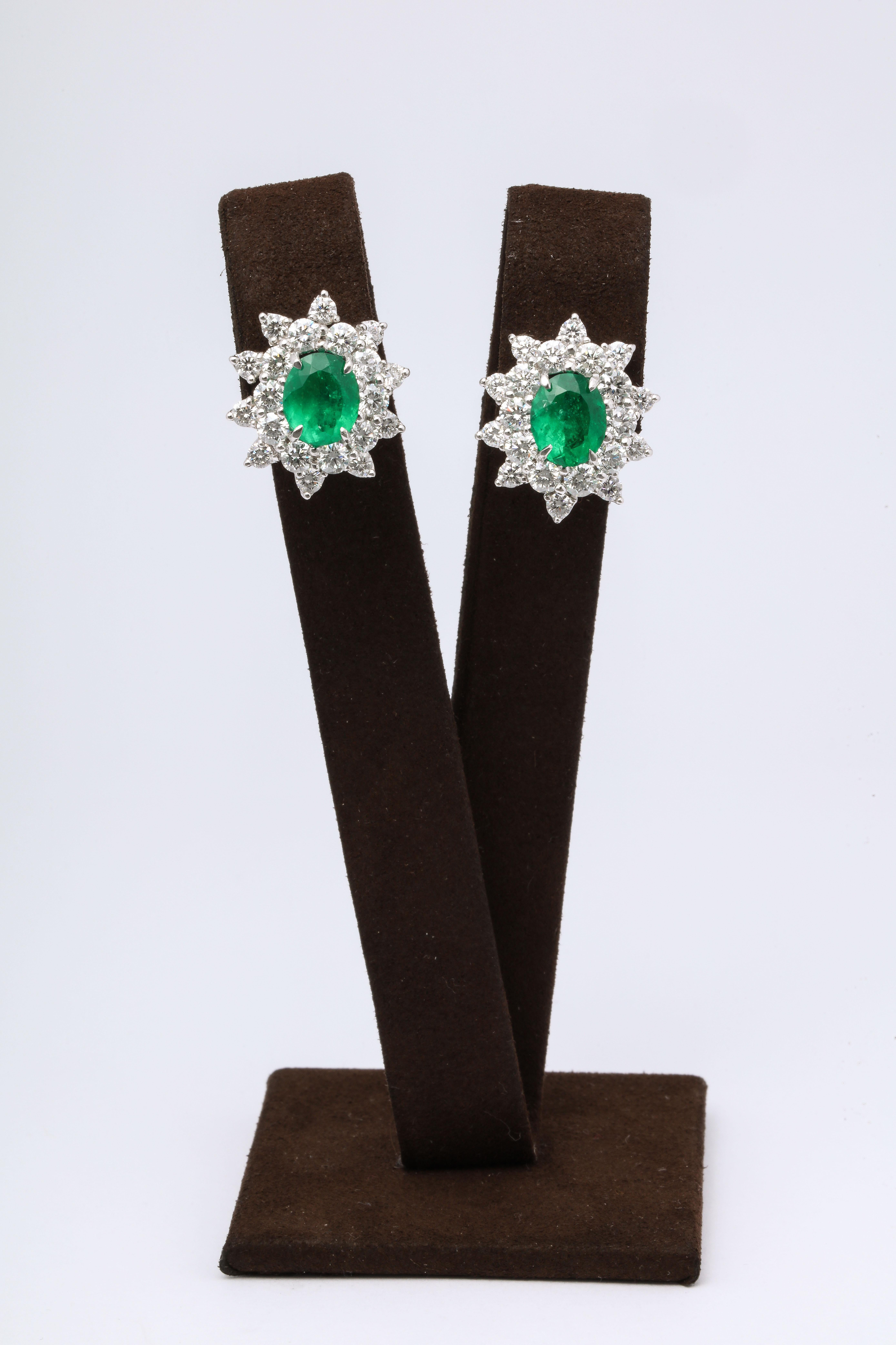 
An elegant pair of certified Colombian Emerald and Diamond Earrings

4.93 carats of 