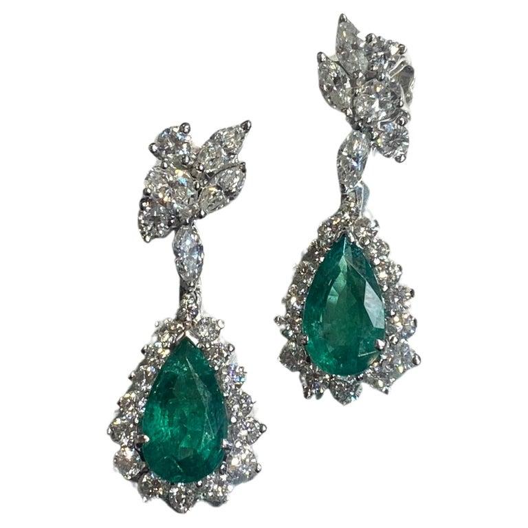 Mixed Cut Diamond & Emerald Earrings

A pair of white gold earrings set with 2 oval diamonds, 6 marquise cut diamonds, 36 round cut diamonds, and 2 pear shaped emeralds

Length: 1.38