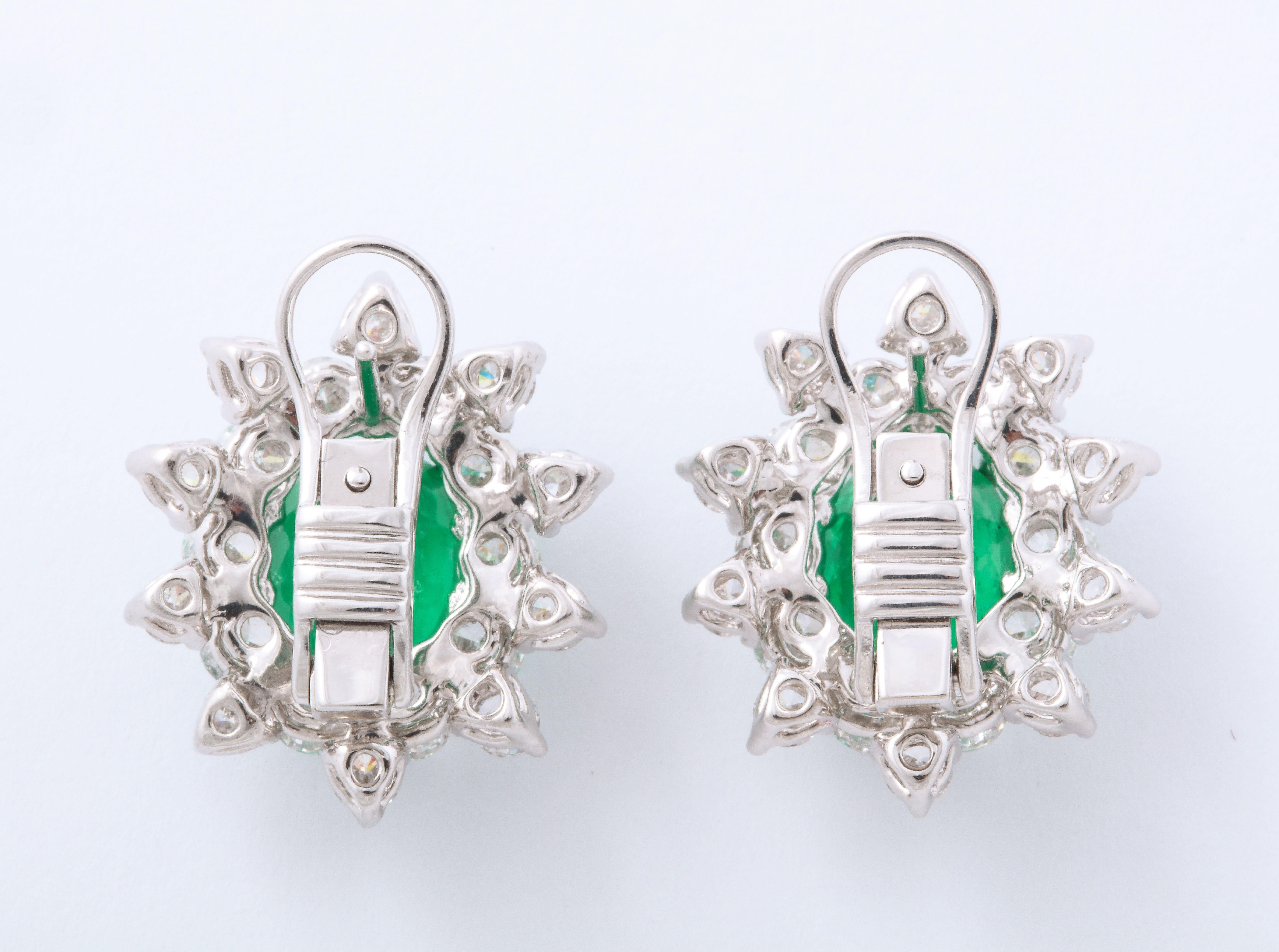 Smaragd- und Diamant-Ohrringe im Angebot 2