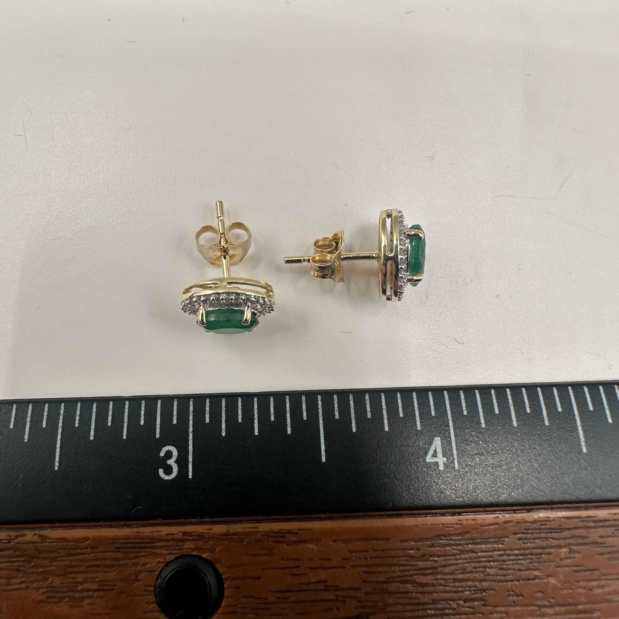 Boucles d'oreilles en or jaune 10 carats, émeraudes de 6 x 4 mm, diamants de 0,15 carat Pour femmes en vente