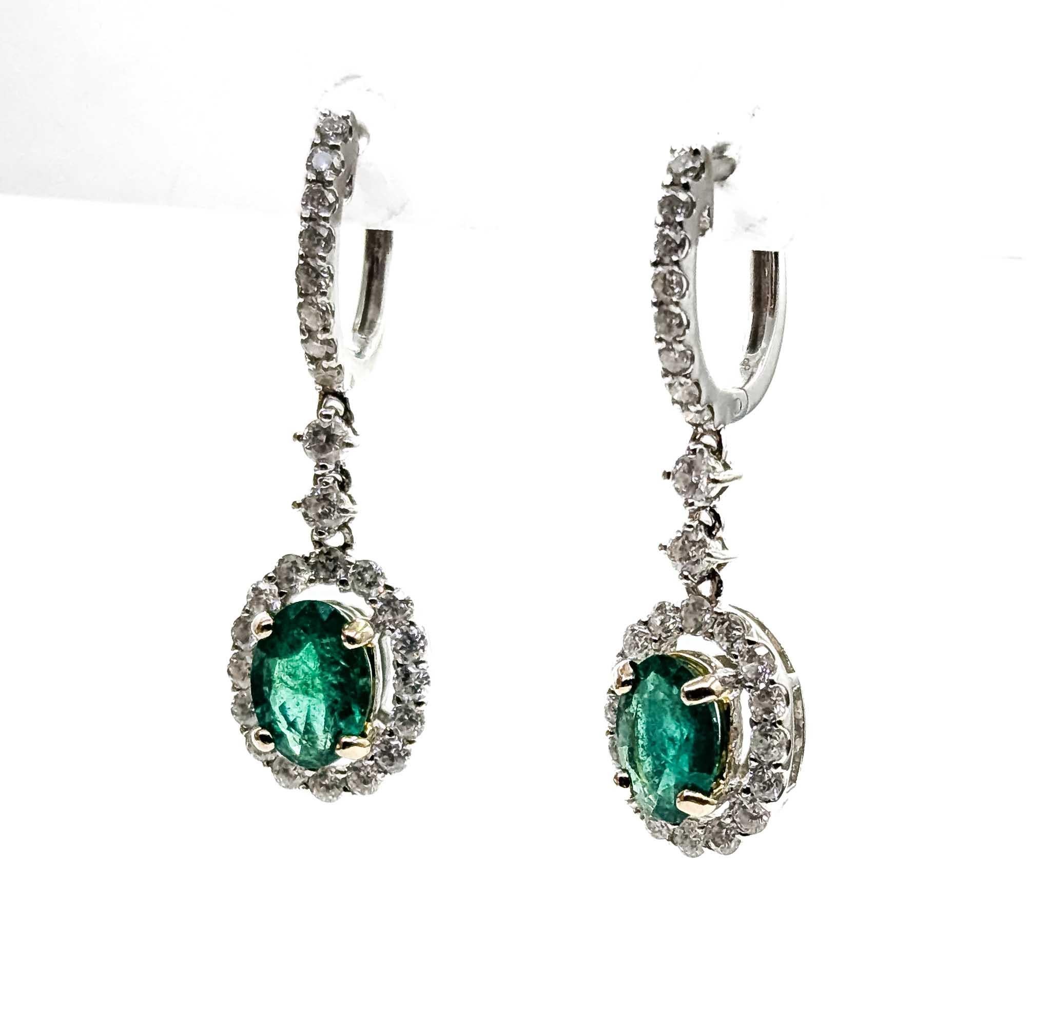 Pendientes de Esmeralda y Diamante en Oro Blanco de 18k

Te presentamos estos exquisitos pendientes de esmeralda, artísticamente elaborados en oro blanco de 18 quilates. Los pendientes presentan un impresionante diseño de halo colgante, atemporal y