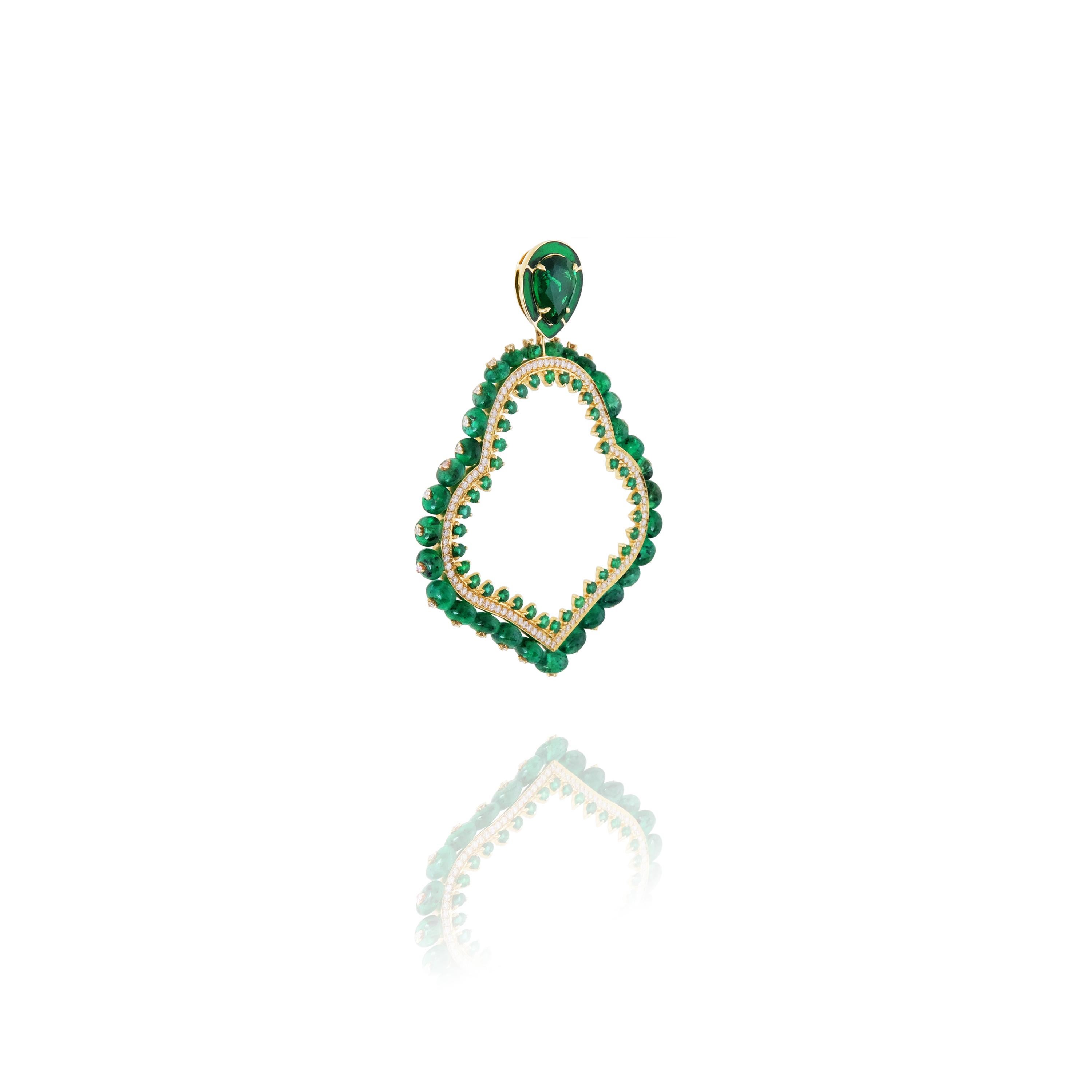Emerald and Diamond Earrings in 18 Karat Yellow Gold In New Condition For Sale In London, GB