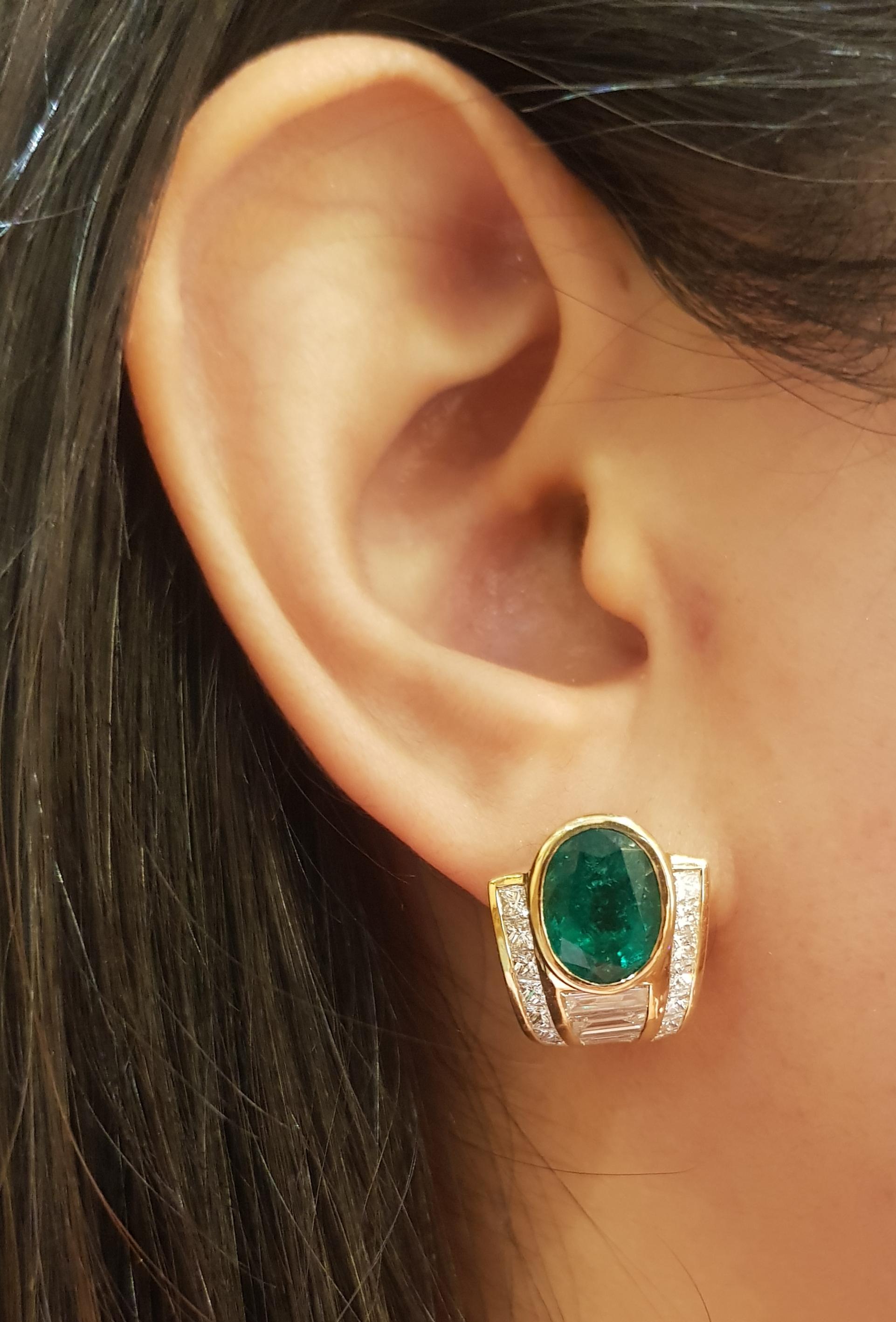 Contemporary Emerald and Diamond Earrings set in 18K Gold Settings For Sale