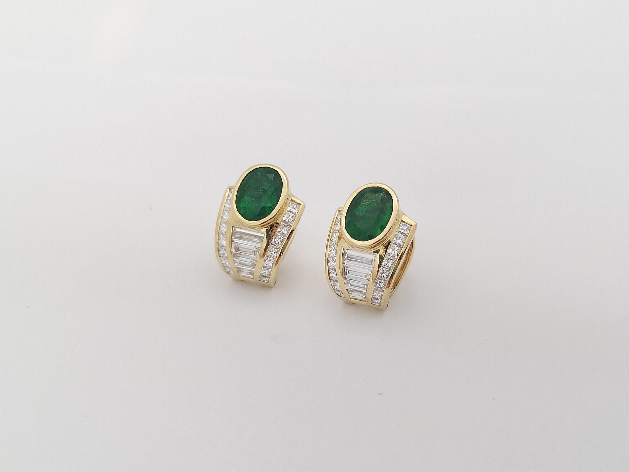 Emerald and Diamond Earrings set in 18K Gold Settings In New Condition For Sale In Bangkok, TH