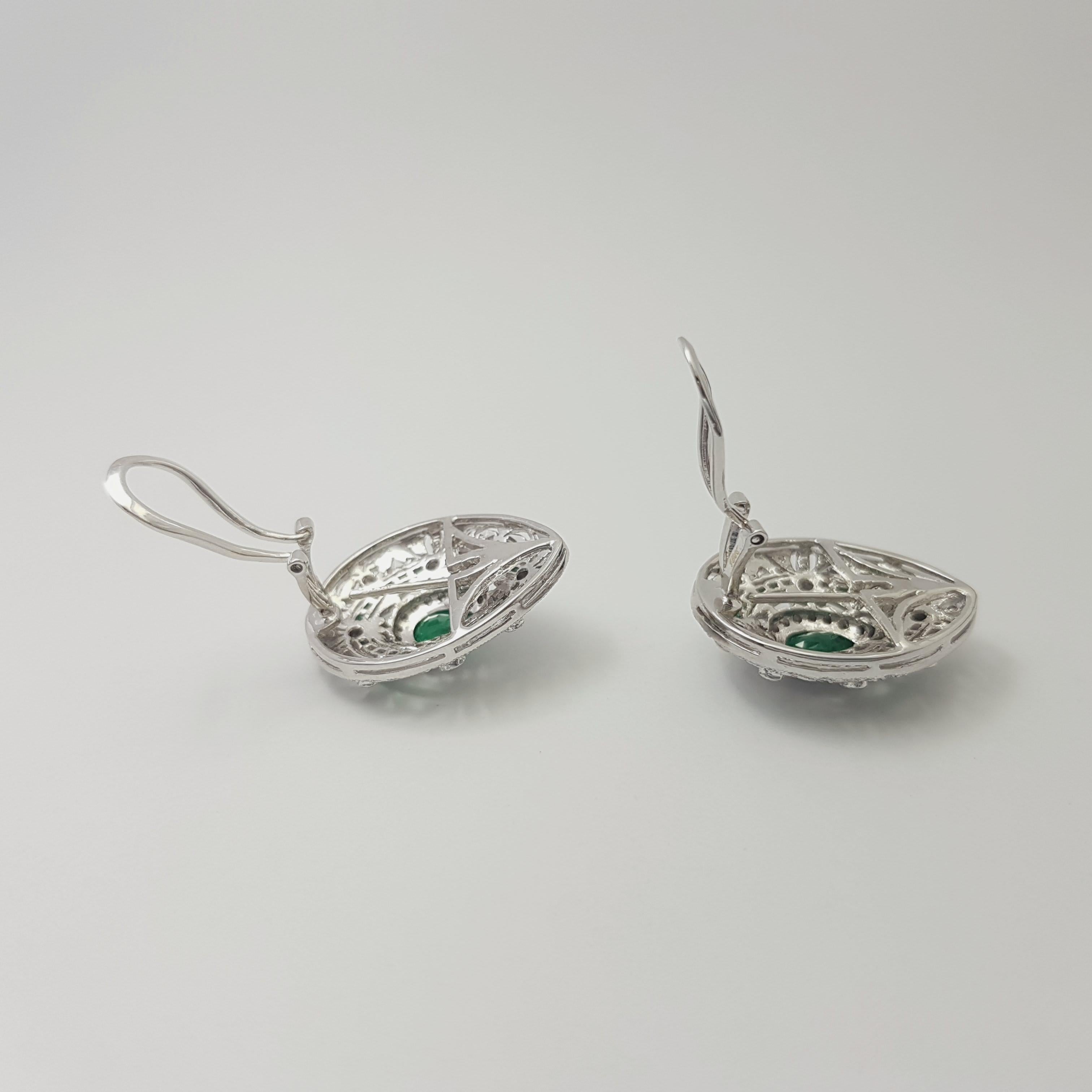 Smaragd- und Diamant-Ohrringe in 18K Weißgoldfassung im Angebot 5