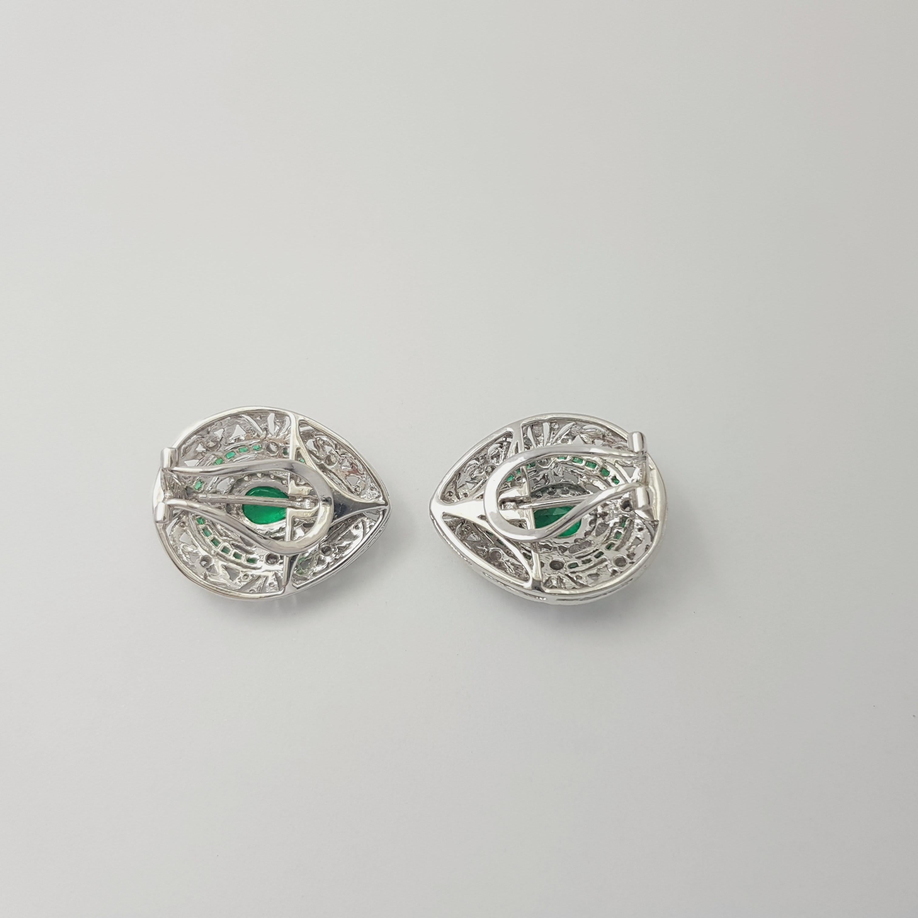 Smaragd- und Diamant-Ohrringe in 18K Weißgoldfassung im Angebot 2