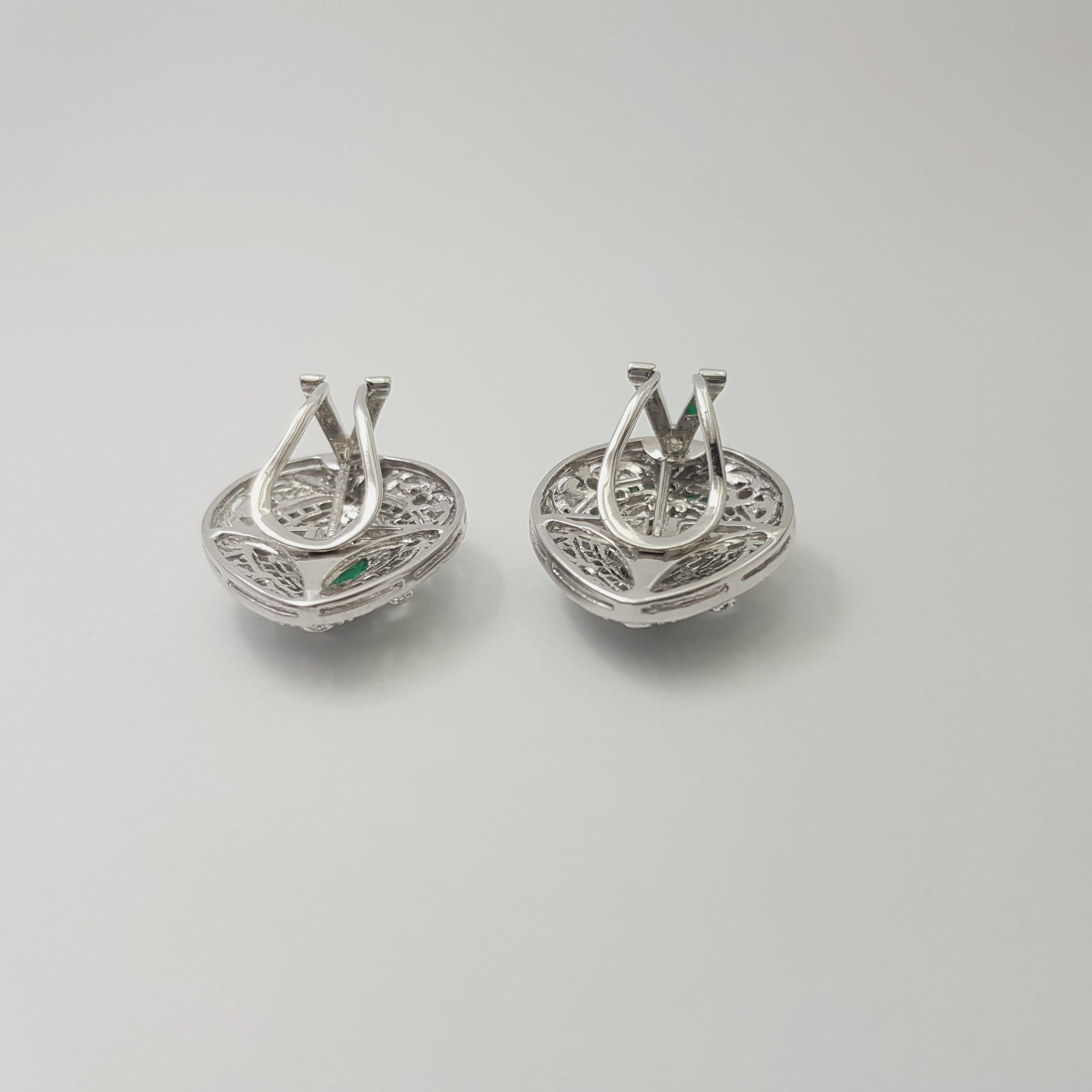 Smaragd- und Diamant-Ohrringe in 18K Weißgoldfassung im Angebot 3