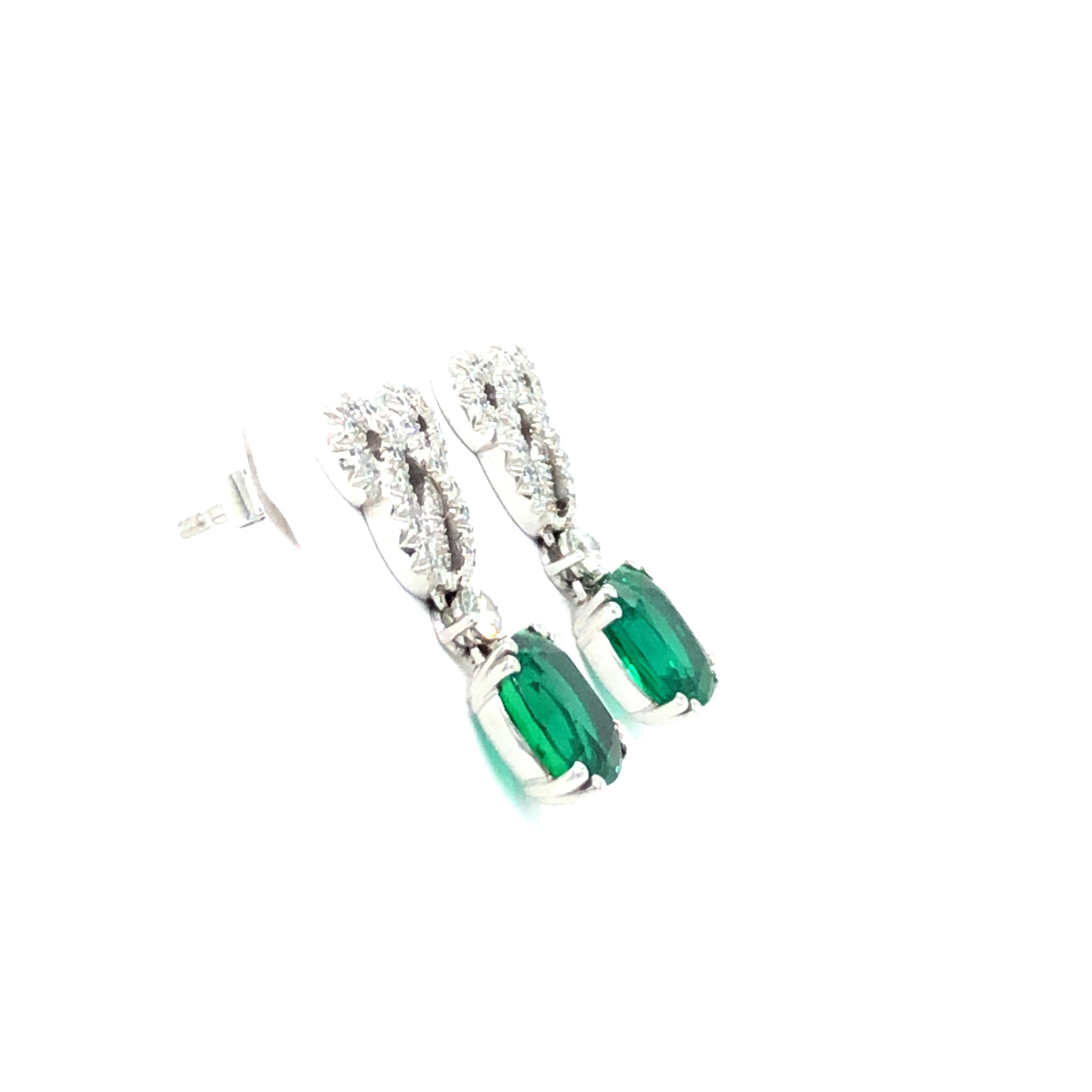 Emerald and Diamond Earstuds by Péclard in 18 Karat White Gold In Excellent Condition For Sale In Lucerne, CH