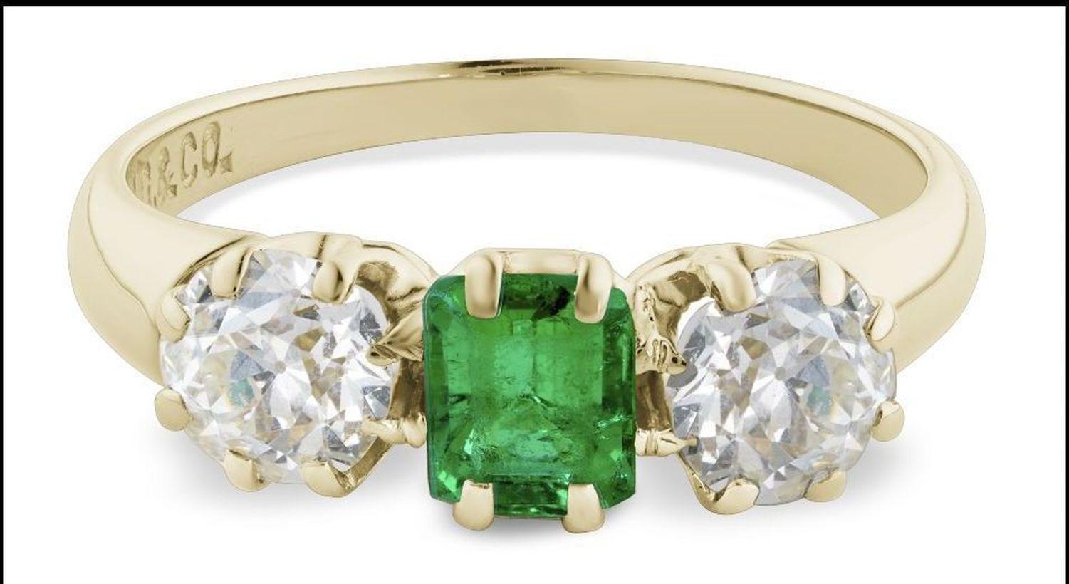 Emerald and Diamond Edwardian 3-Stone Gold Ring Estate Fine Jewelry In Excellent Condition In Montreal, QC