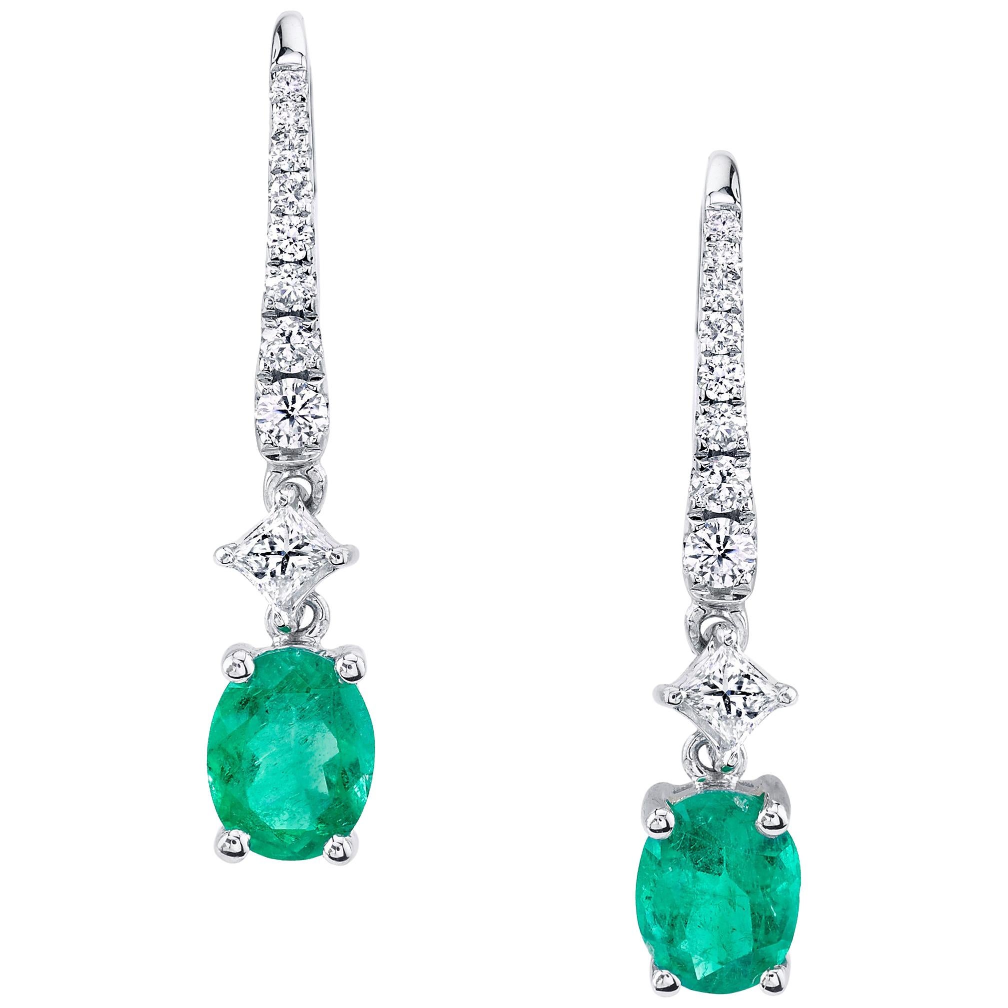 Boucles d'oreilles pendantes allongées en or blanc 18 carats, émeraudes et diamants en vente