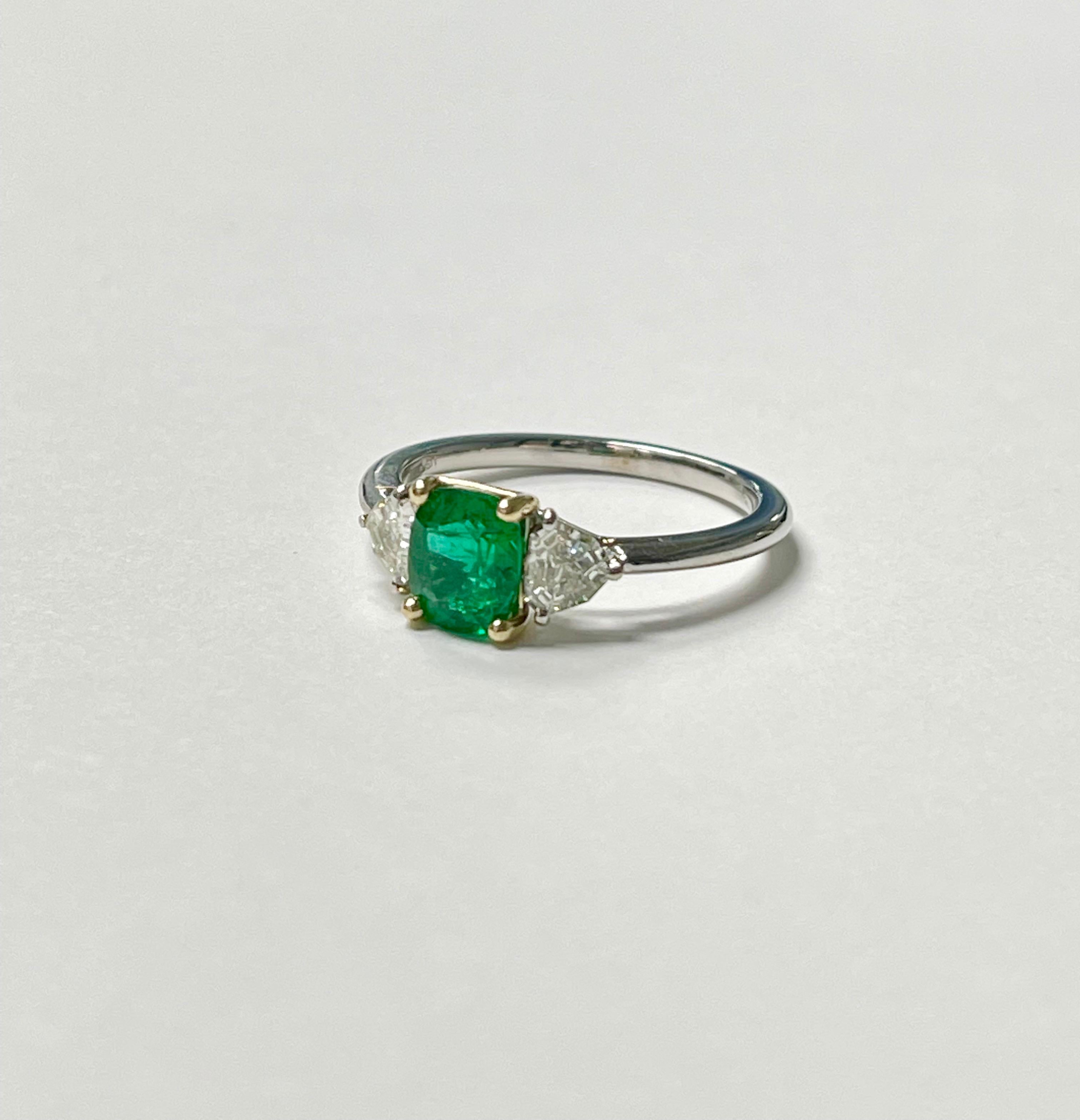 Emerald and Diamond Engagement Ring in 18K White Gold In New Condition For Sale In New York, NY
