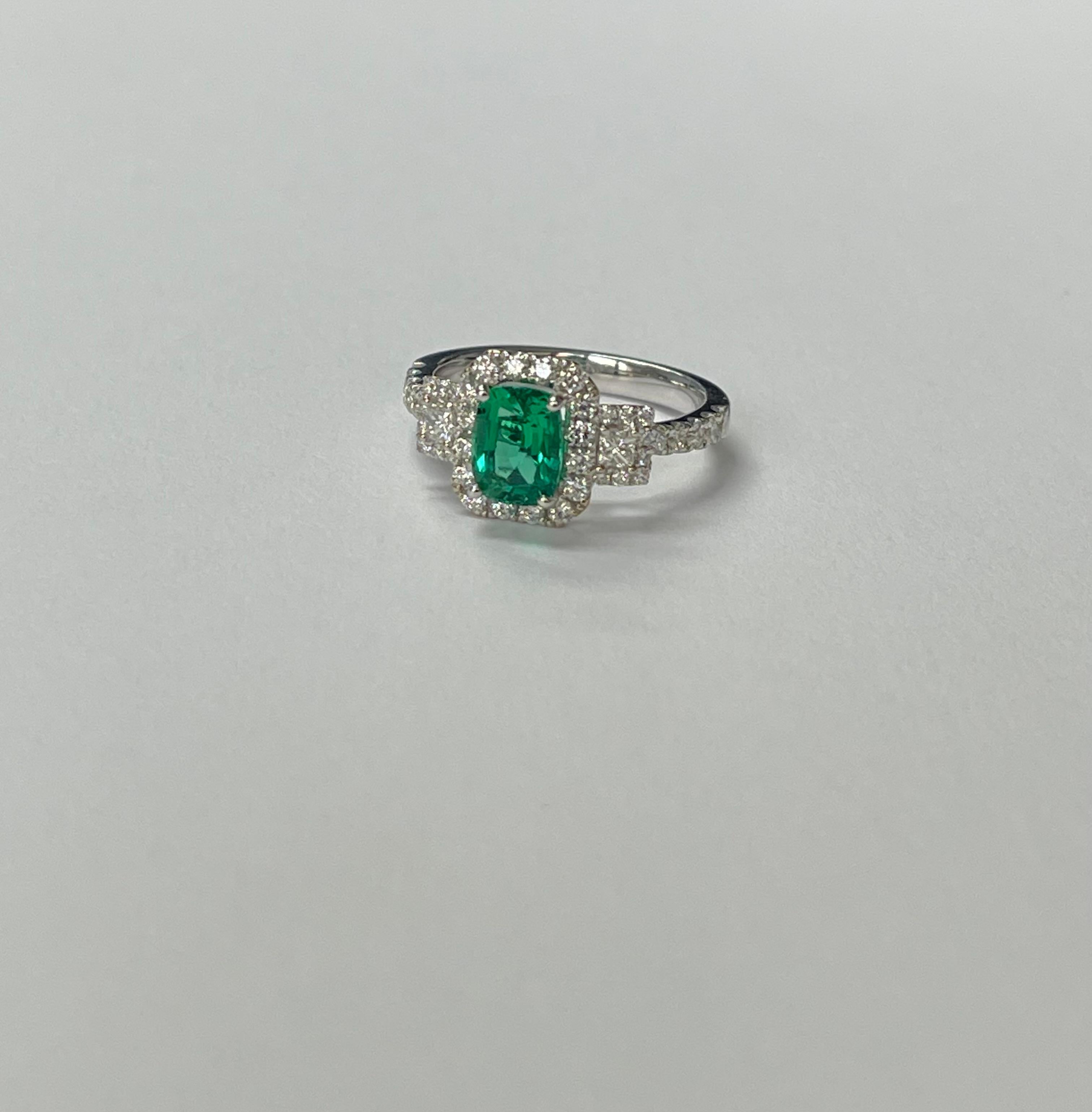 Emerald and Diamond Engagement Ring In 18K White Gold. In New Condition For Sale In New York, NY