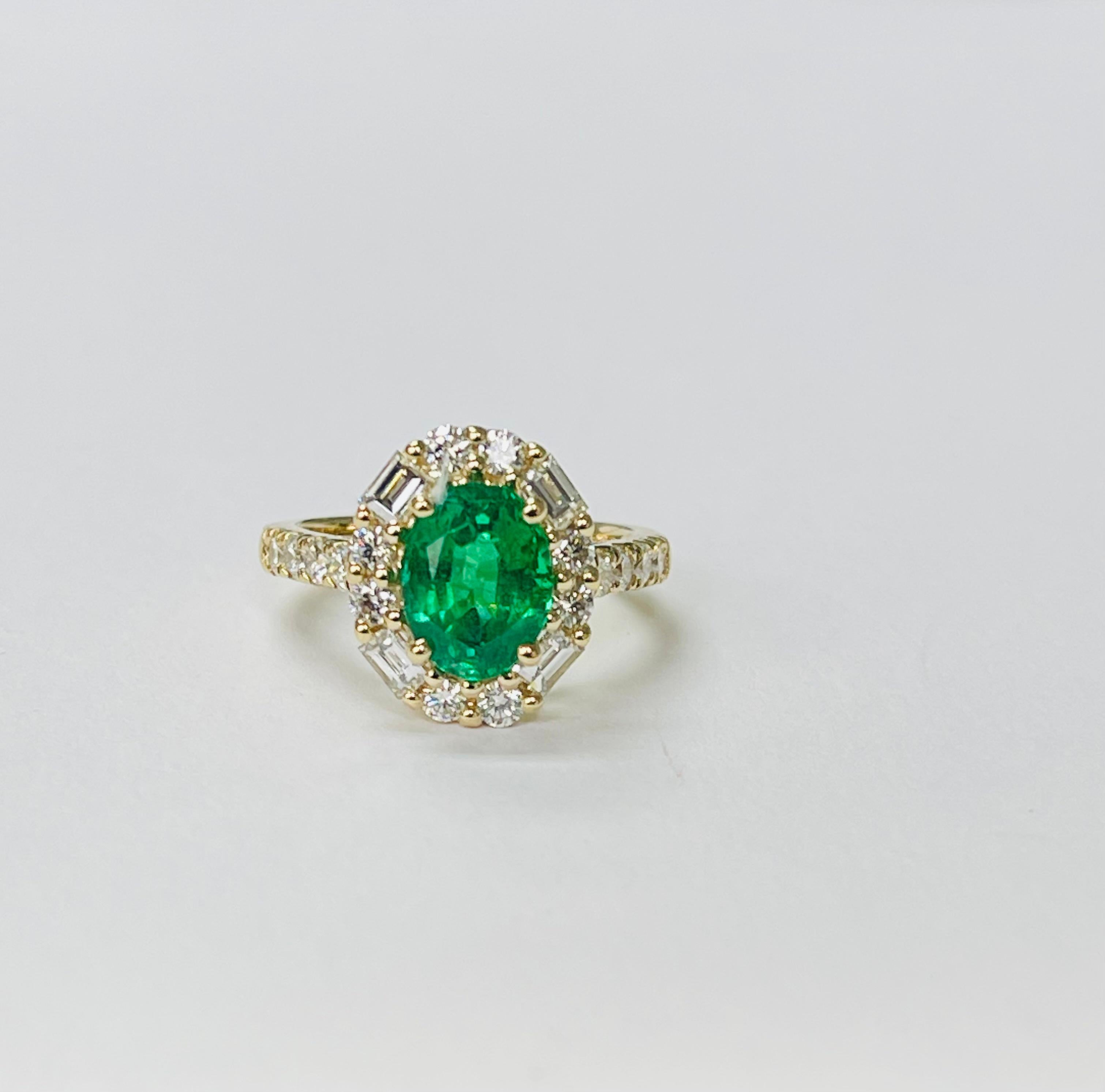 Absolutamente precioso anillo de compromiso de esmeralda y diamantes maravillosamente hecho a mano en oro amarillo de 14 quilates. 

Los detalles son los siguientes : 
Peso de la esmeralda : 1,97 quilates 
Peso del diamante : 1,40 quilates ( color G