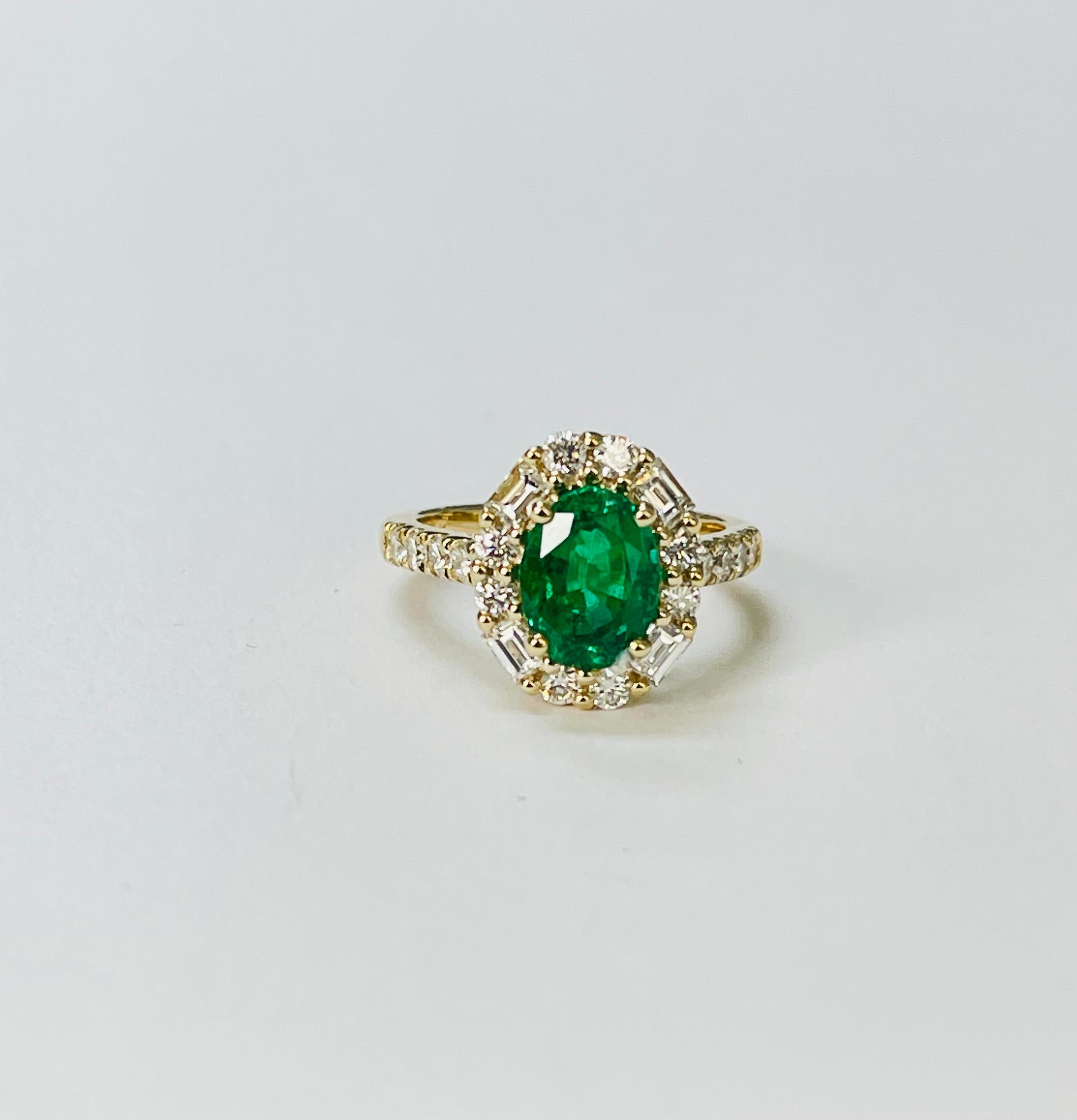 Anillo de compromiso de esmeralda y diamantes en oro amarillo. Corte esmeralda en venta