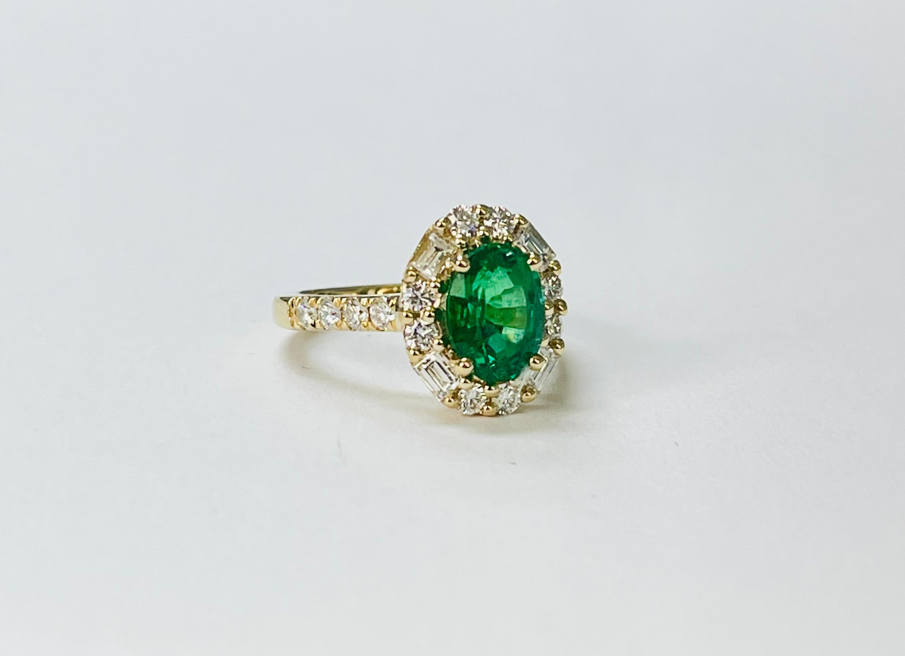 Anillo de compromiso de esmeralda y diamantes en oro amarillo. en Nuevo estado para la venta en New York, NY