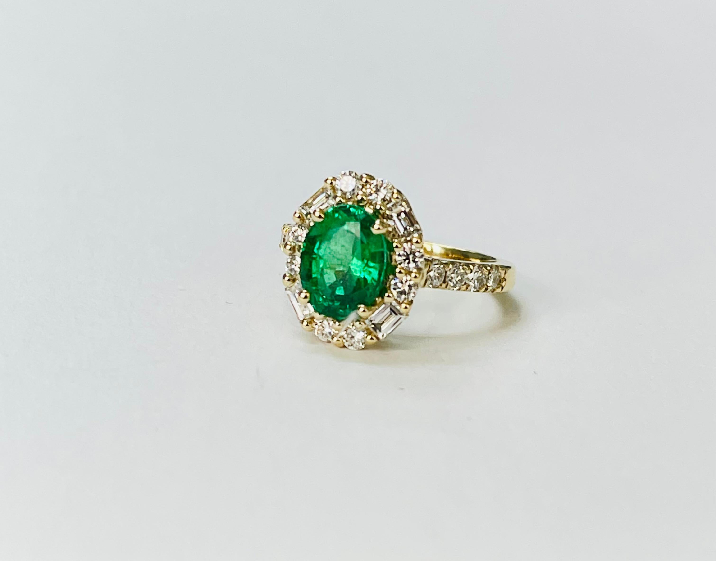 De las mujeres Anillo de compromiso de esmeralda y diamantes en oro amarillo. en venta