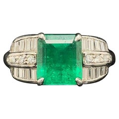 Bague de fiançailles en platine de style Art déco avec émeraude et diamants, c. 1950