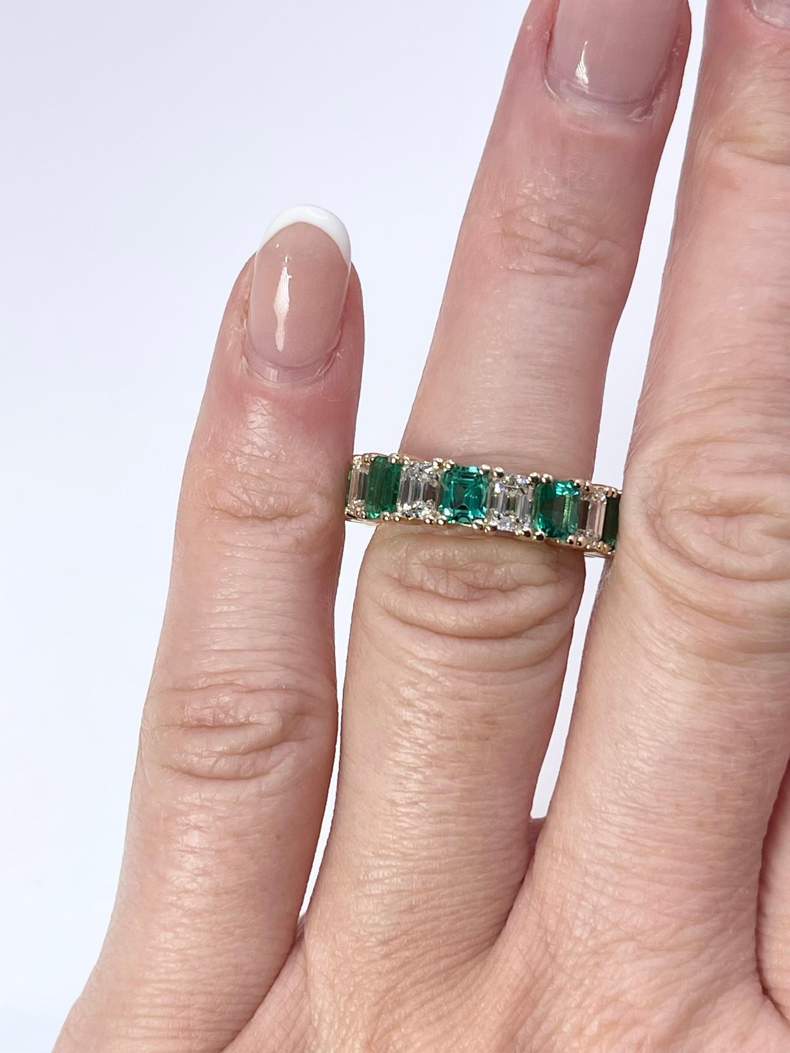 Seltene Kombination zu finden! Dieser unglaubliche Ring mit grünem Smaragd und Diamanten in Größe 6 wird Sie in Erstaunen versetzen, so eine schöne Anordnung von grünen und regenbogenfarbenen Sprenkeln!
Der Ring ist mit ca. 2,5 Karat Diamanten und 4