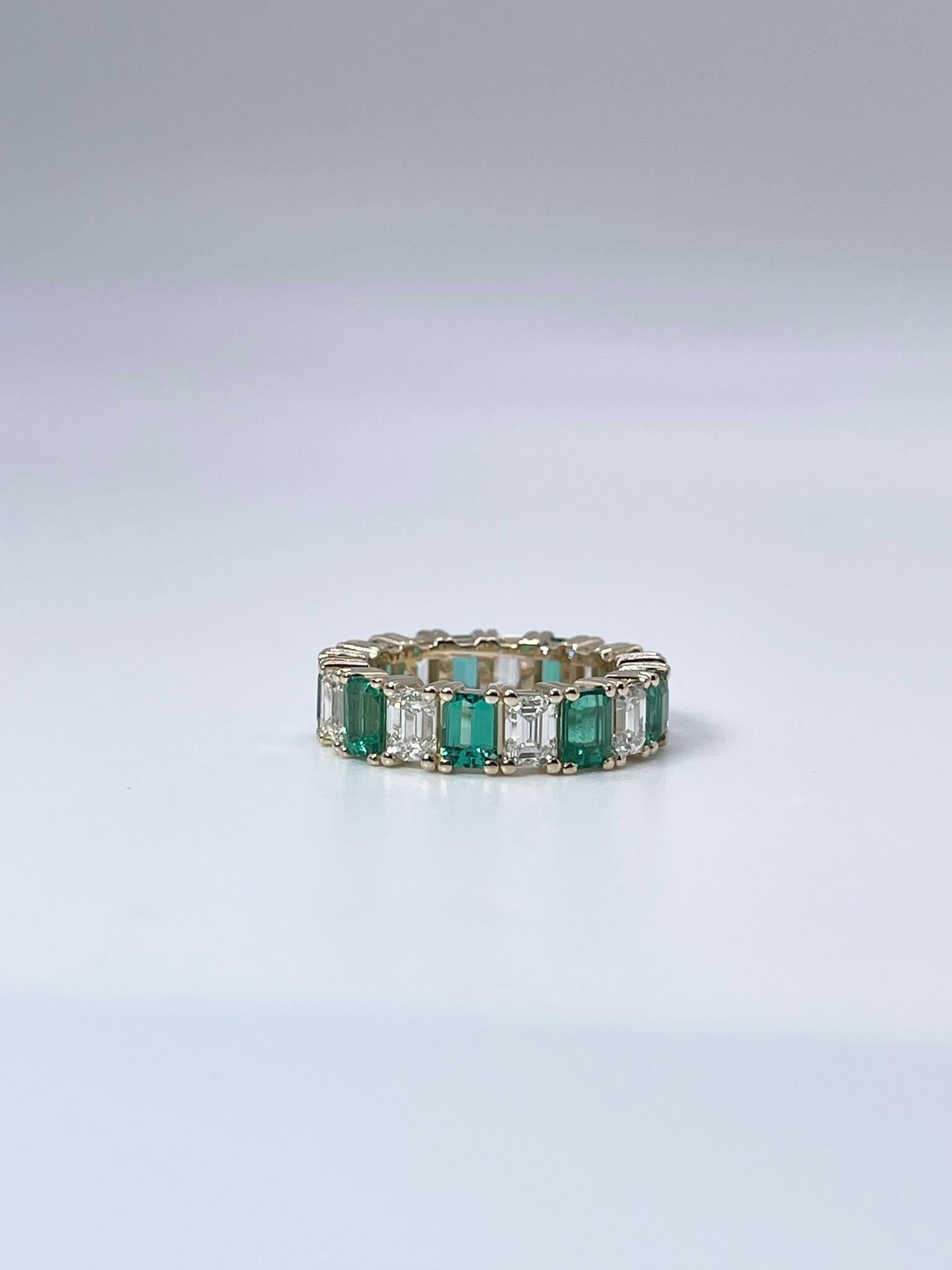 Emerald and Diamond eternity ring 18KT gold For Sale 2