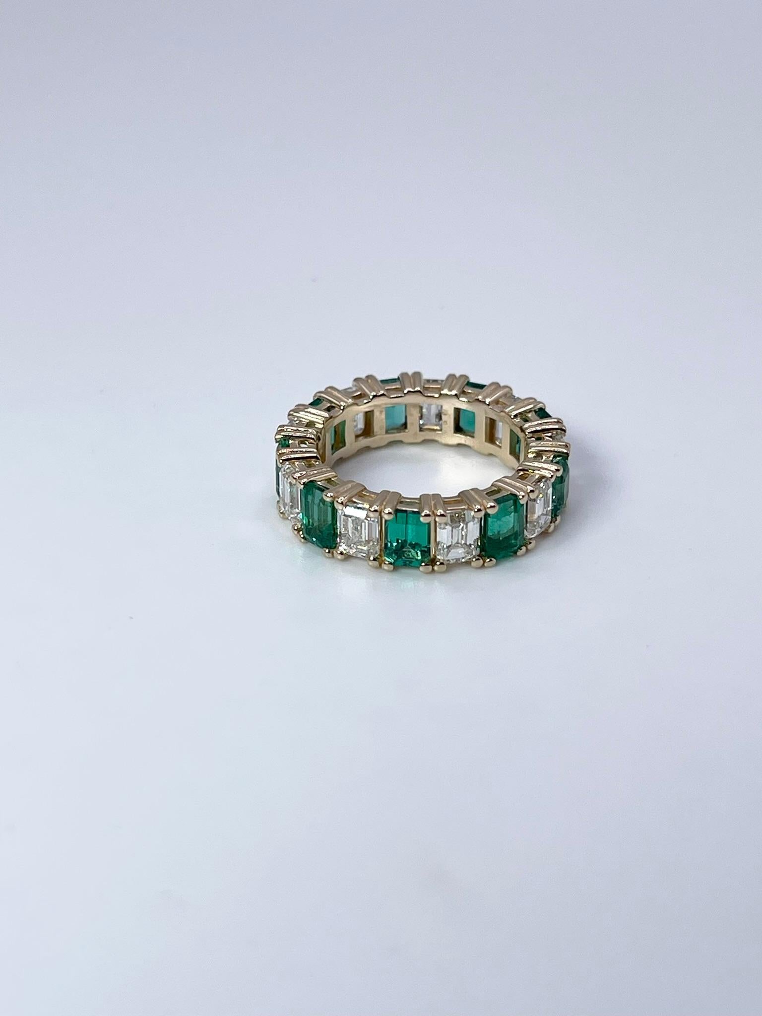 Emerald and Diamond eternity ring 18KT gold For Sale 3