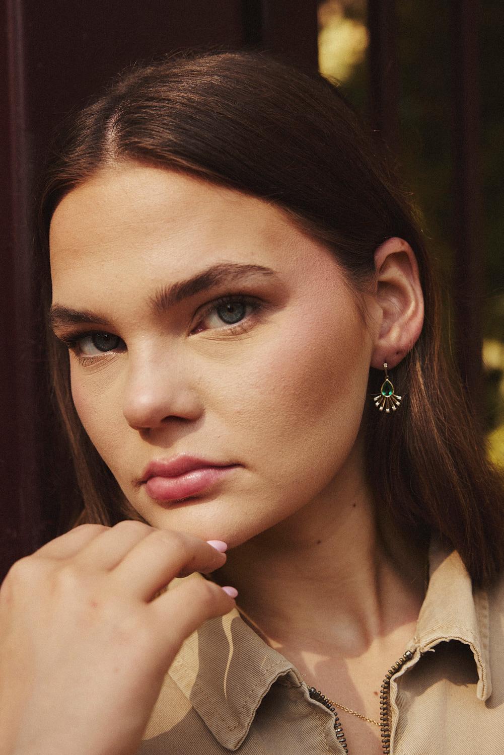 Artisan Boucles d'oreilles éventail en émeraudes et diamants en vente