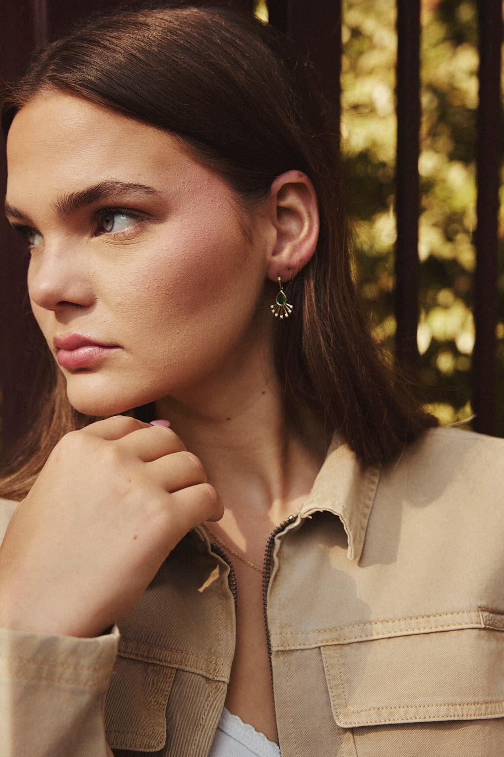 Taille poire Boucles d'oreilles éventail en émeraudes et diamants en vente