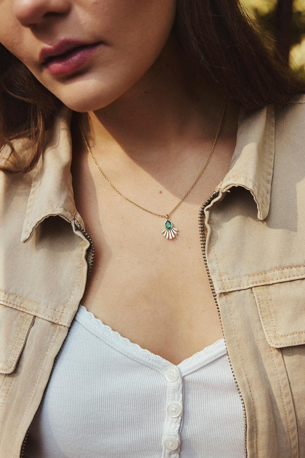 Questo pendente unico presenta uno smeraldo naturale a forma di pera di eccellente qualità, cullato da un ventaglio di oro e diamanti naturali. Lo smeraldo a forma di pera misura ben 7x5 mm e i diamanti sono pari a 0,04 ctw. Abbinalo ai nostri