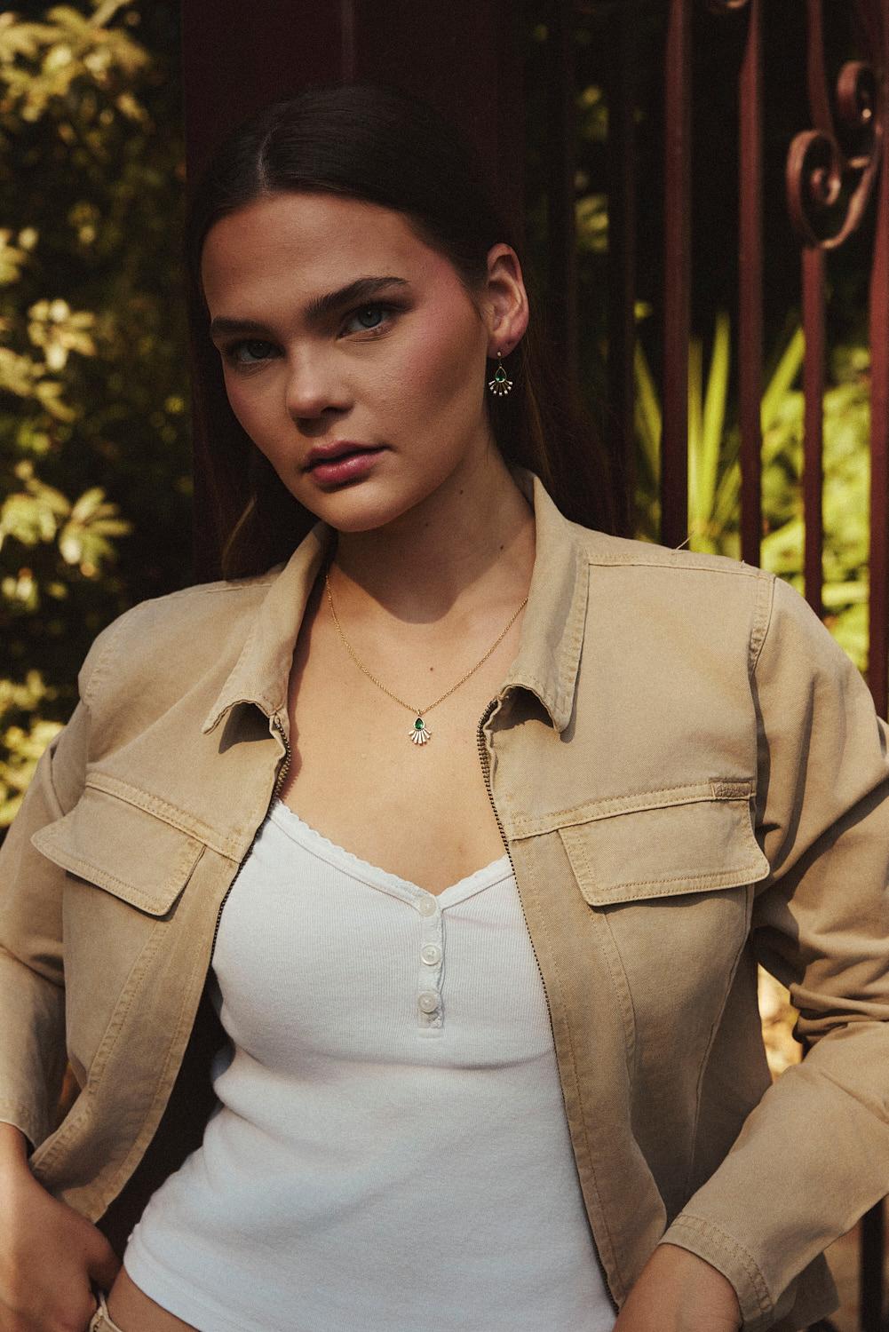 Artigiano Collana a ventaglio con smeraldo e diamante in vendita