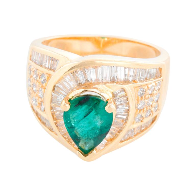 14 Karat Gelbgold Ring mit Smaragd und Diamant im Angebot