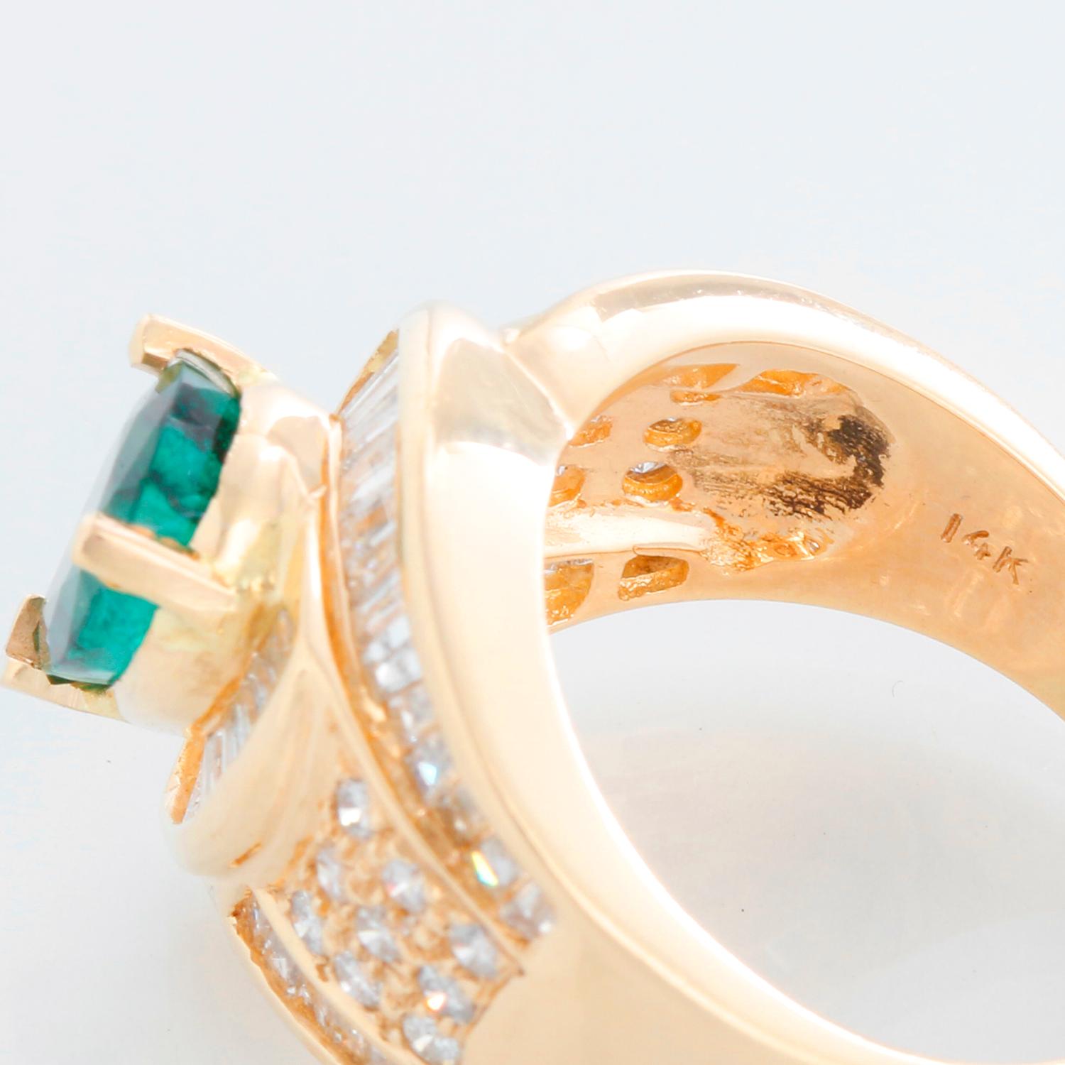 14 Karat Gelbgold Ring mit Smaragd und Diamant im Zustand „Hervorragend“ im Angebot in Dallas, TX