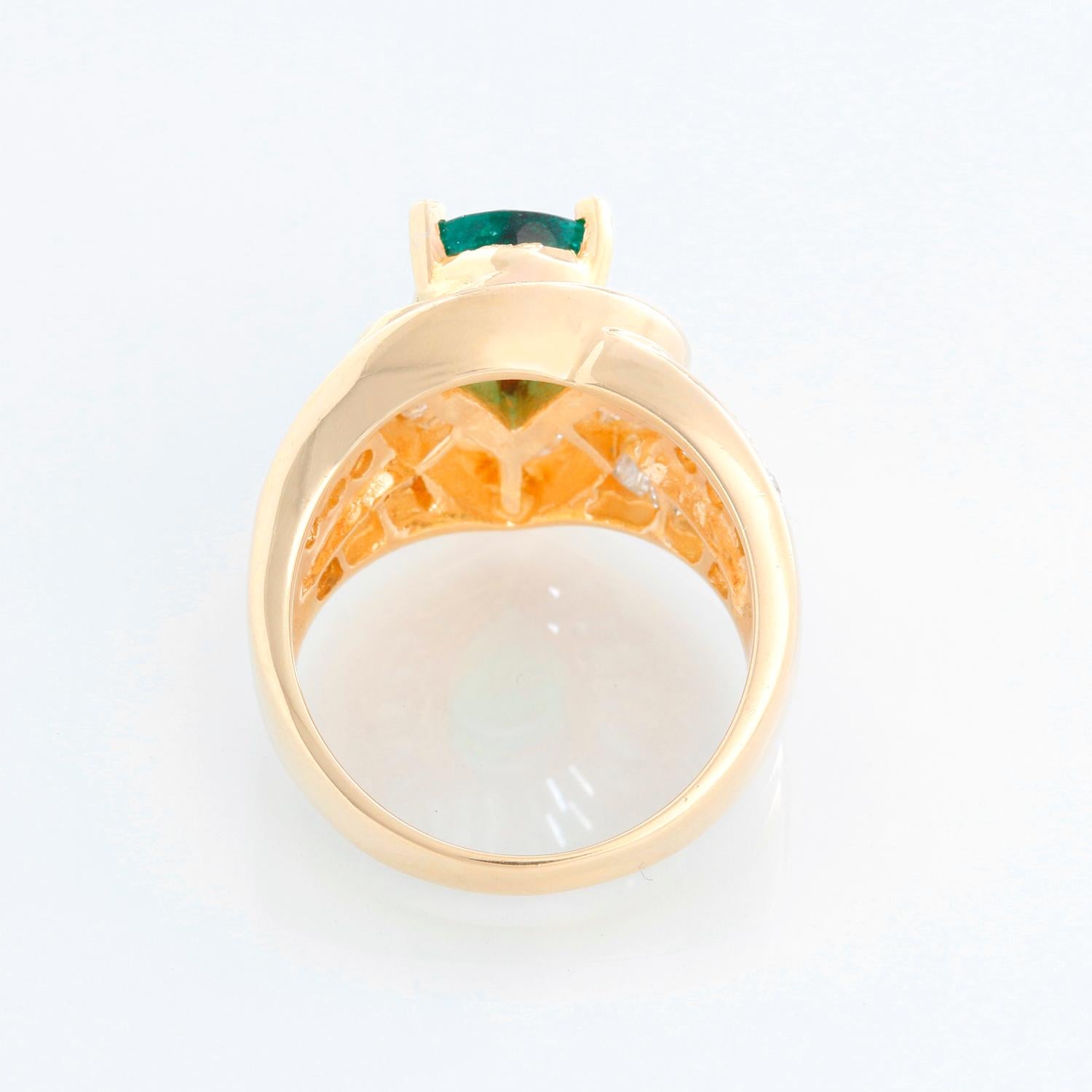 14 Karat Gelbgold Ring mit Smaragd und Diamant Damen im Angebot