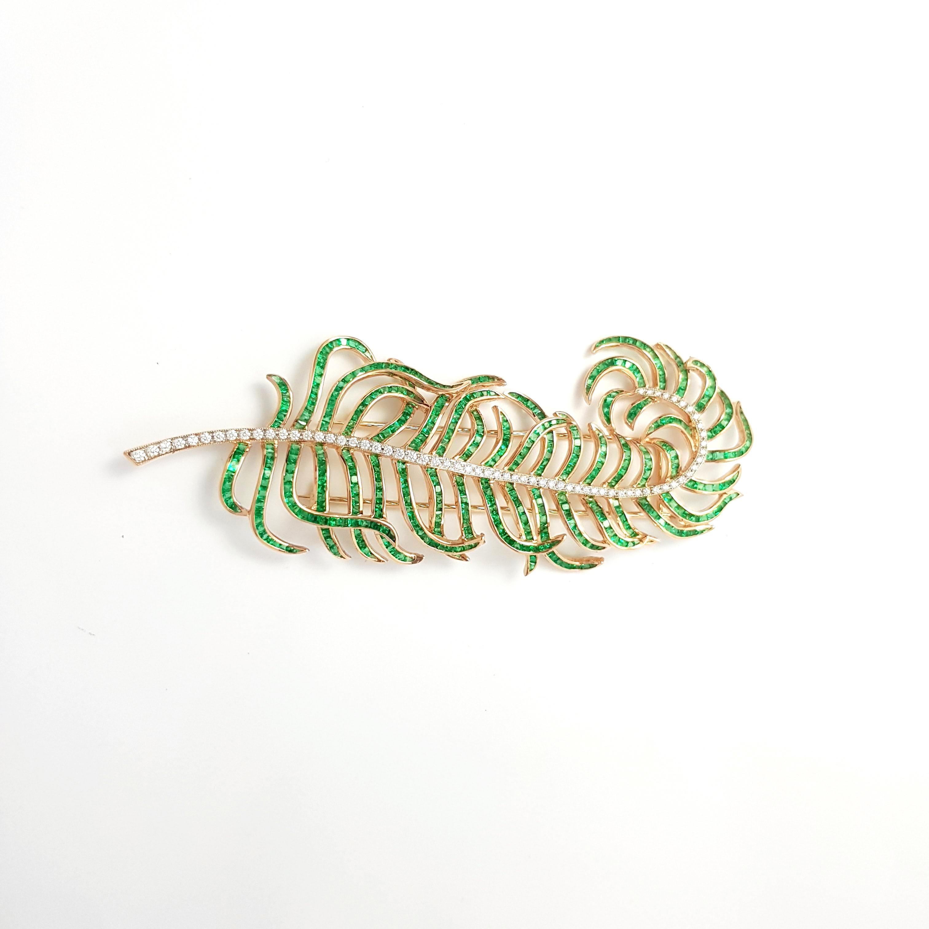 Émeraude 6,50 carats et diamant 0,40 carat Broche plume sertie en or rose 18 carats

Largeur : 3.0 cm 
Longueur : 8,9 cm
Poids total : 18.44 grammes

