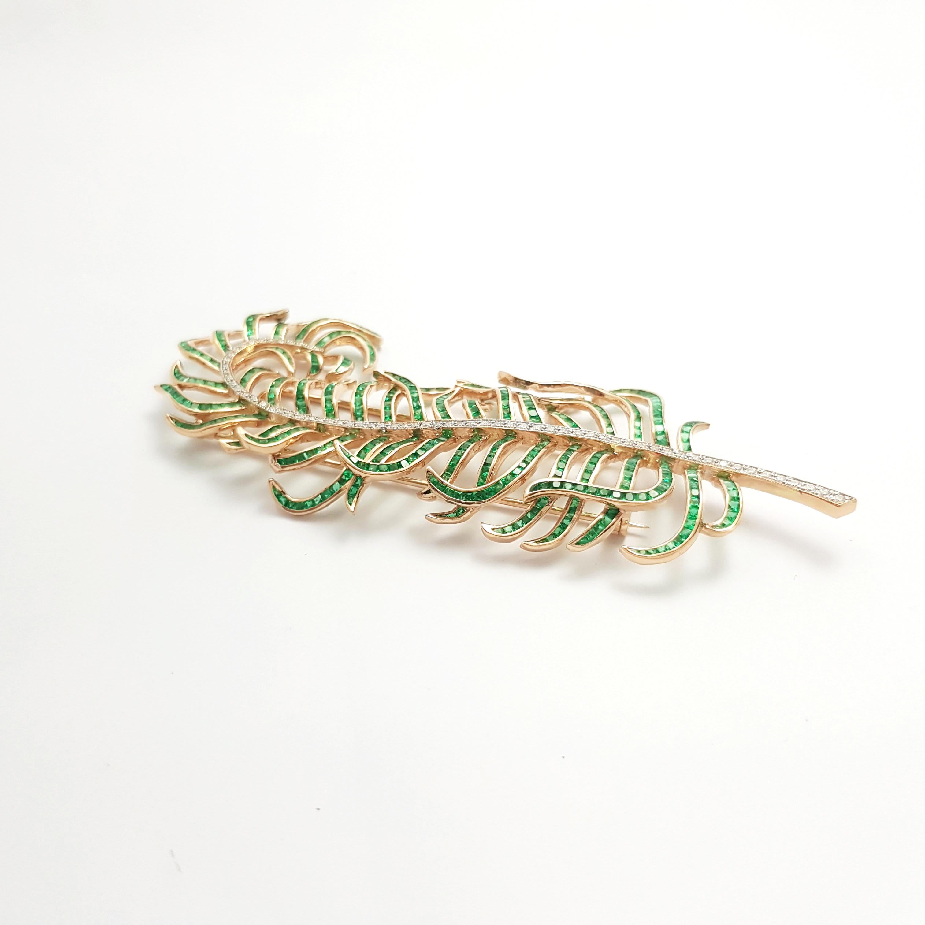Art déco Broche en plumes d'émeraudes et de diamants en or rose 18 carats en vente