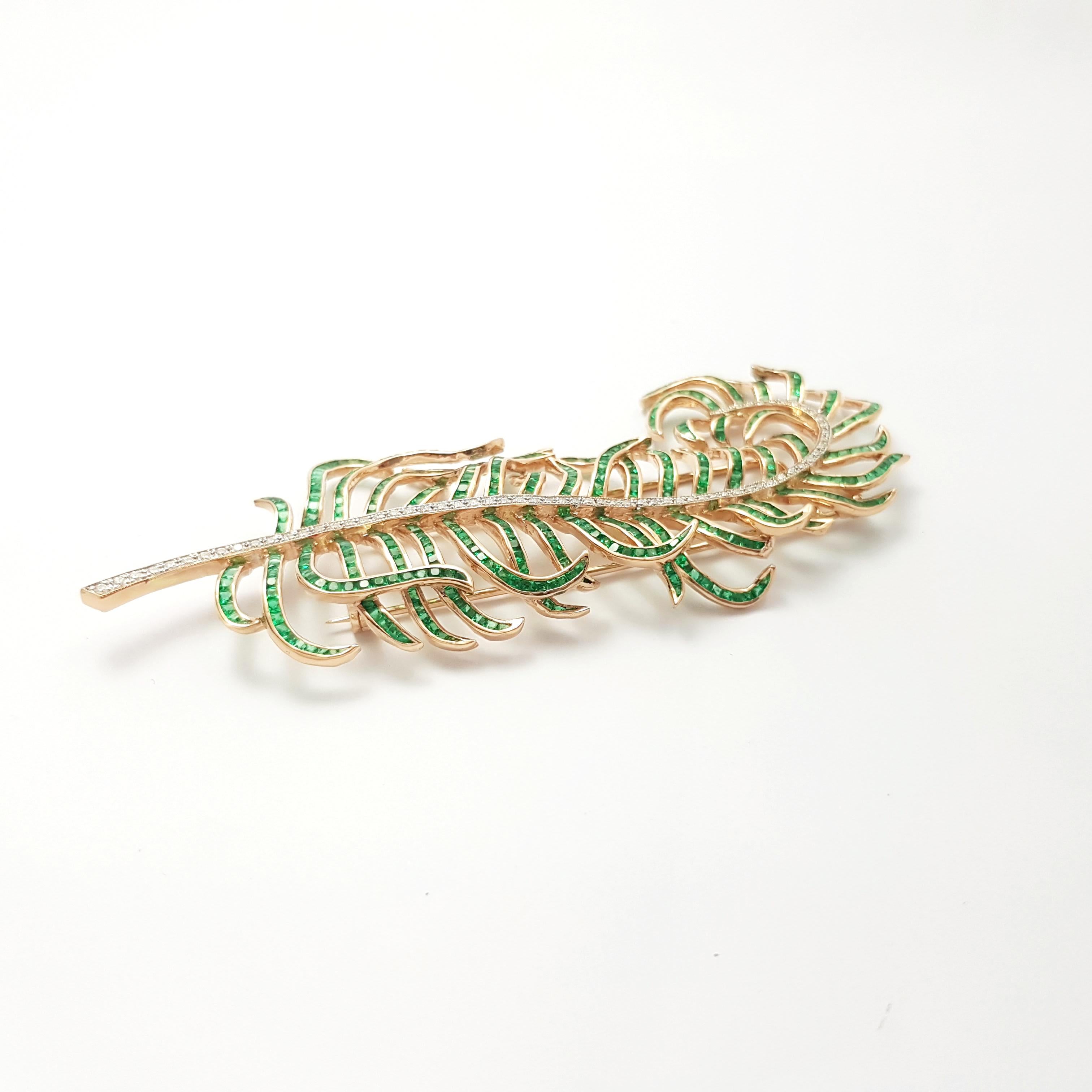 Taille émeraude Broche en plumes d'émeraudes et de diamants en or rose 18 carats en vente