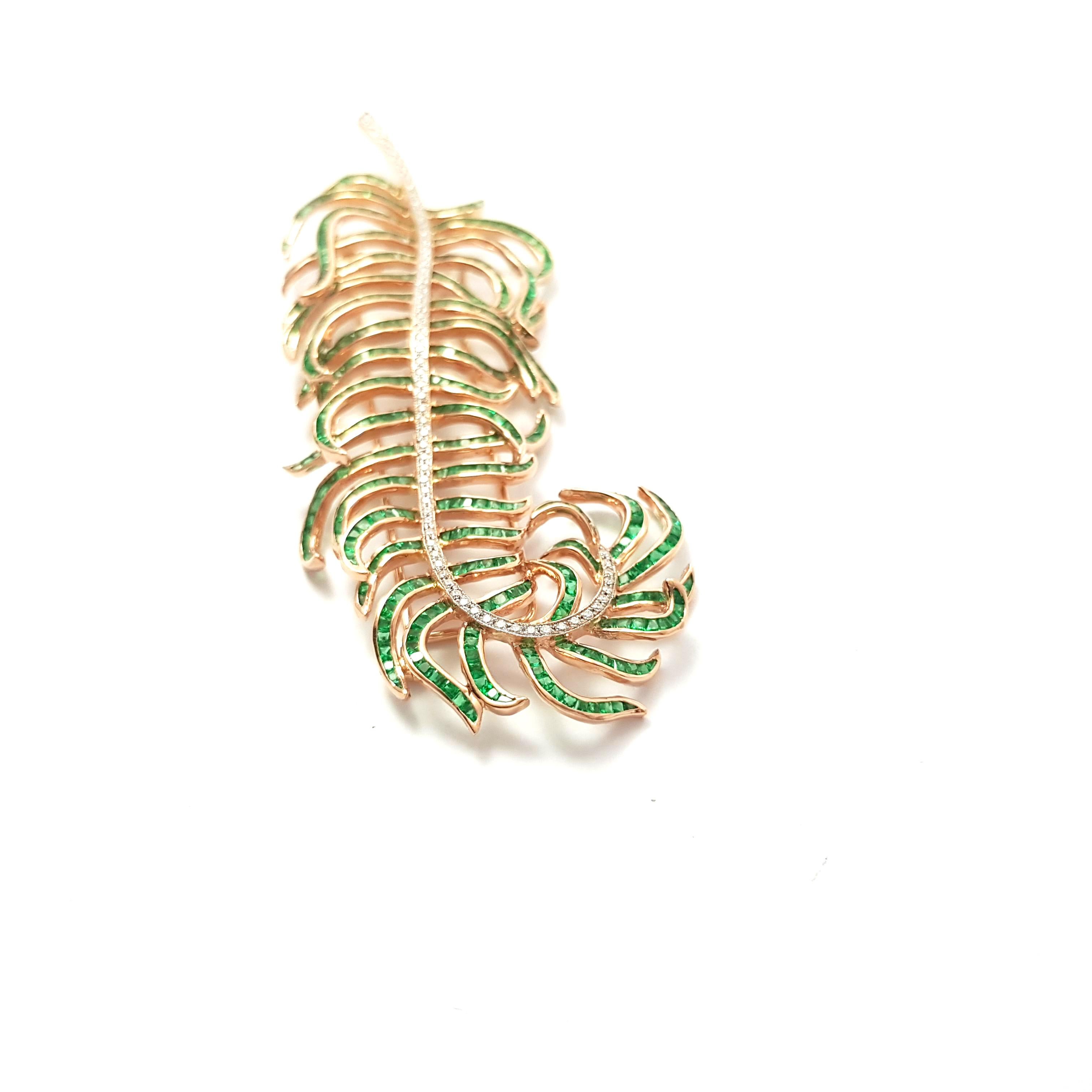 Broche en plumes d'émeraudes et de diamants en or rose 18 carats Neuf - En vente à Bangkok, TH