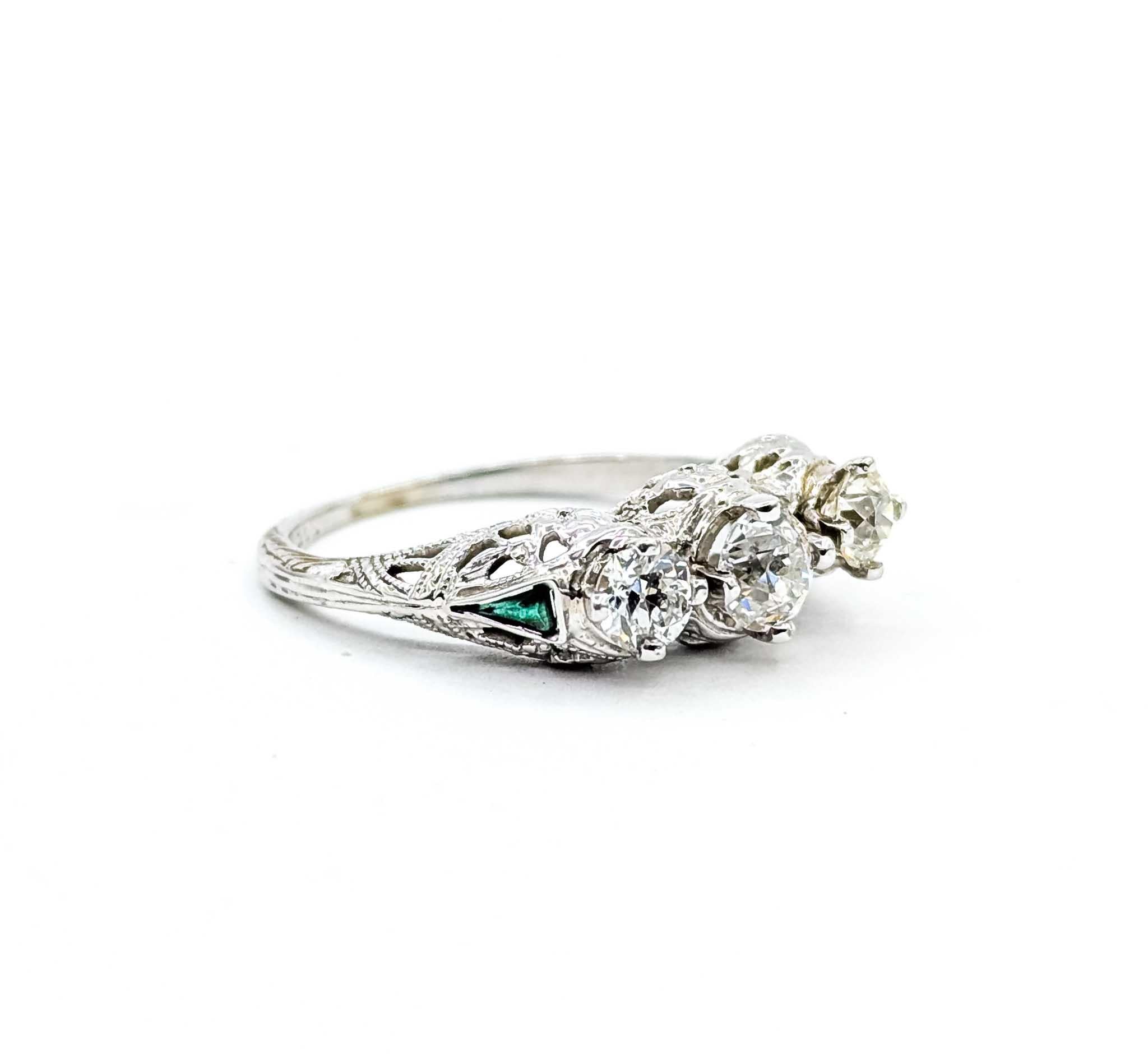 Bague filigrane en or blanc 18k avec émeraudes et diamants

Whiting est une bague exquise, fabriquée de main de maître en or blanc 18 carats et ornée d'un motif filigrané complexe. Cette pièce captivante présente un mélange harmonieux de diamants