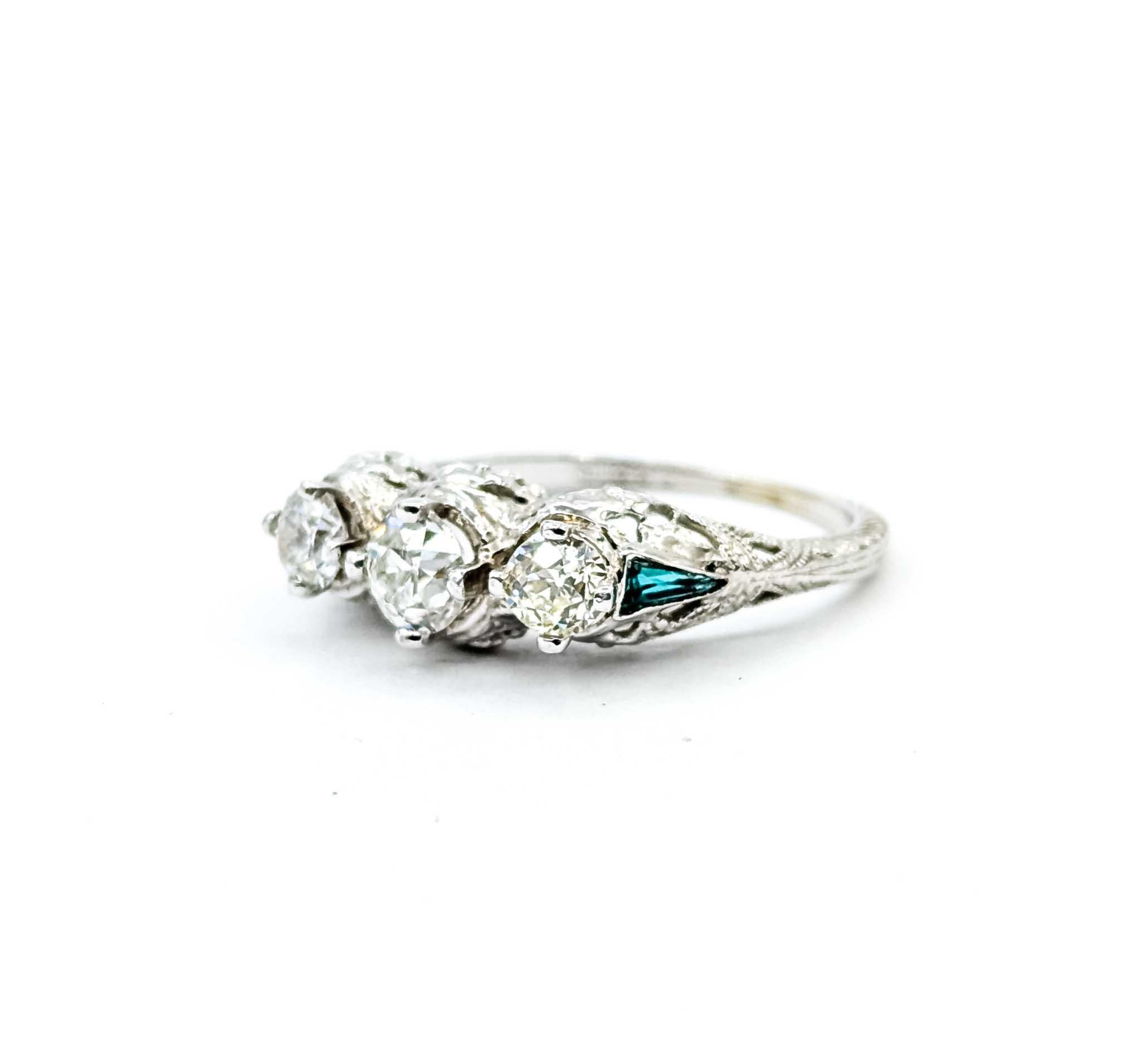Contemporain Bague filigrane en or blanc 18k avec émeraudes et diamants en vente