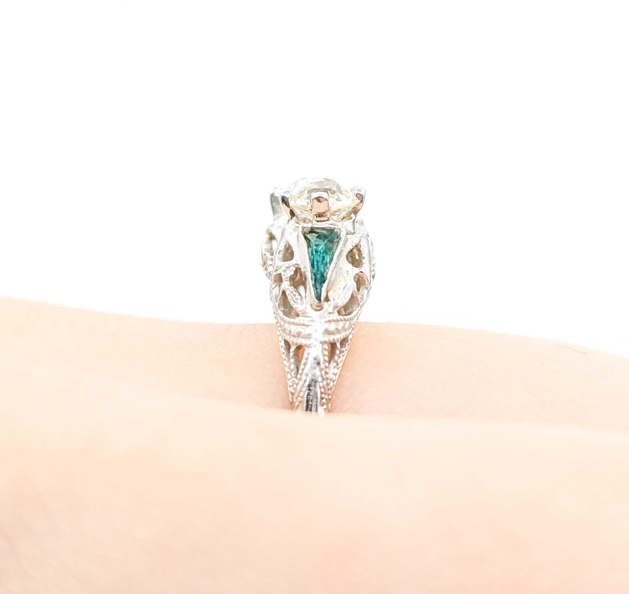 Taille vieille Europe Bague filigrane en or blanc 18k avec émeraudes et diamants en vente