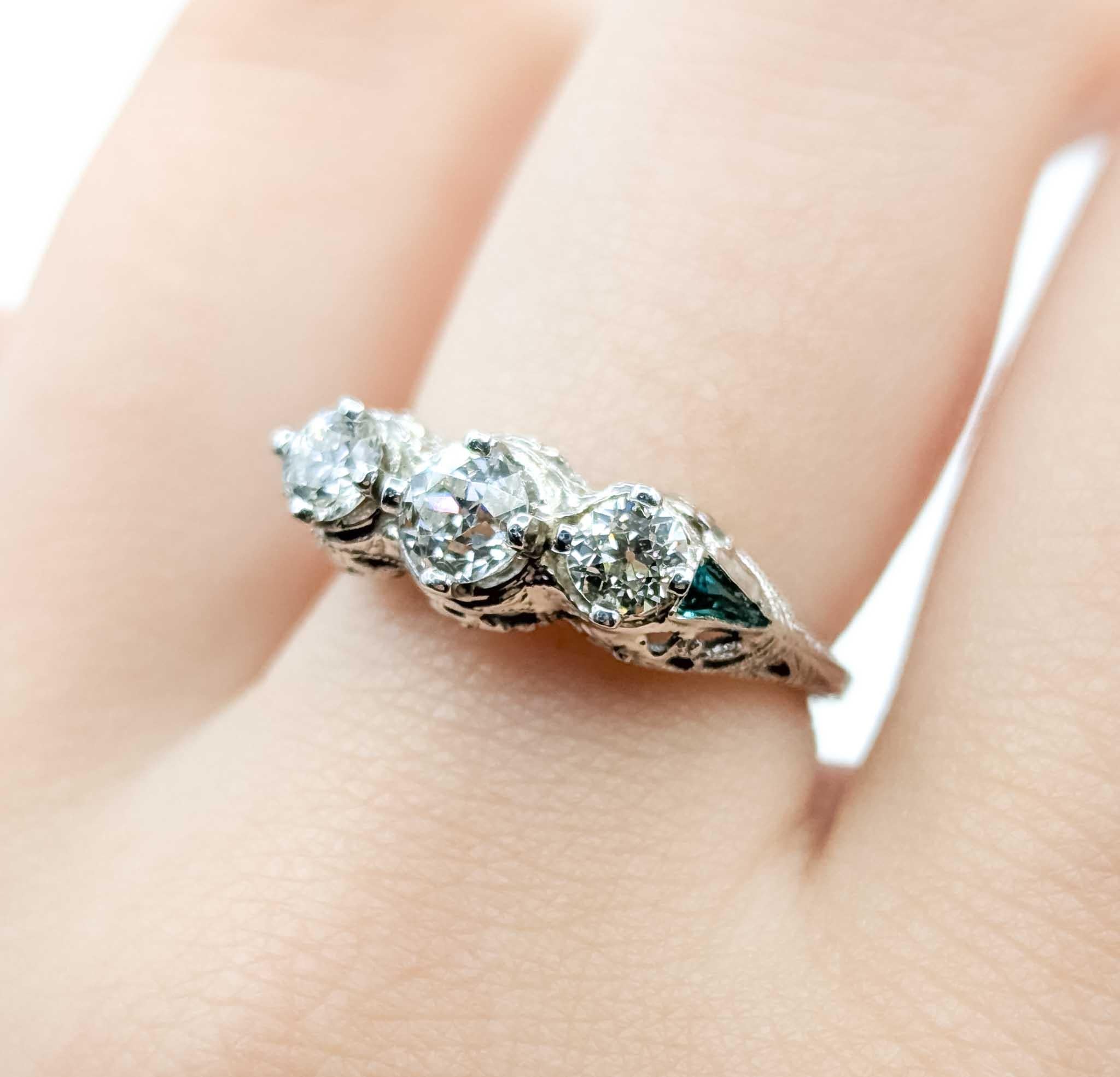 Bague filigrane en or blanc 18k avec émeraudes et diamants Excellent état - En vente à Bloomington, MN