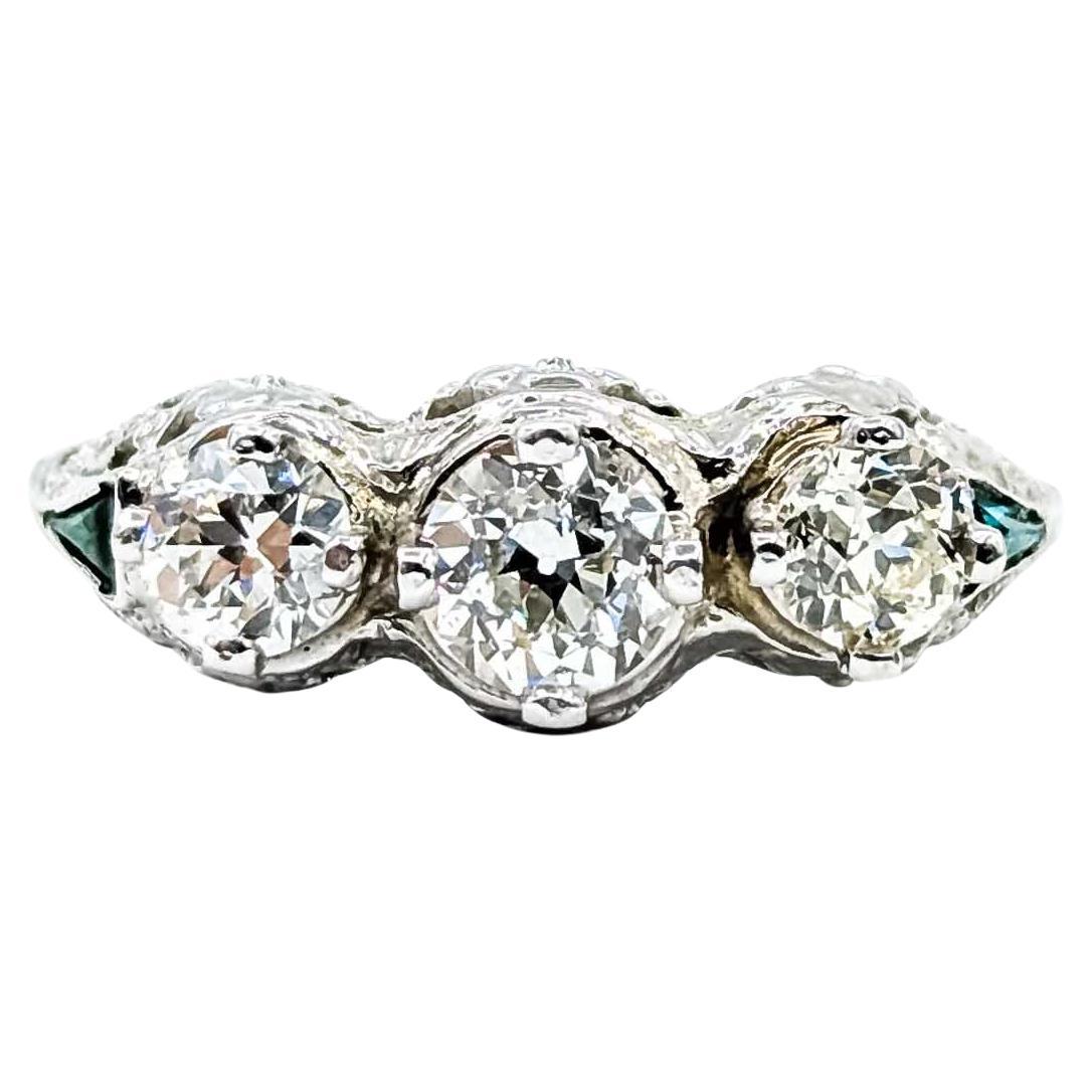 Bague filigrane en or blanc 18k avec émeraudes et diamants en vente