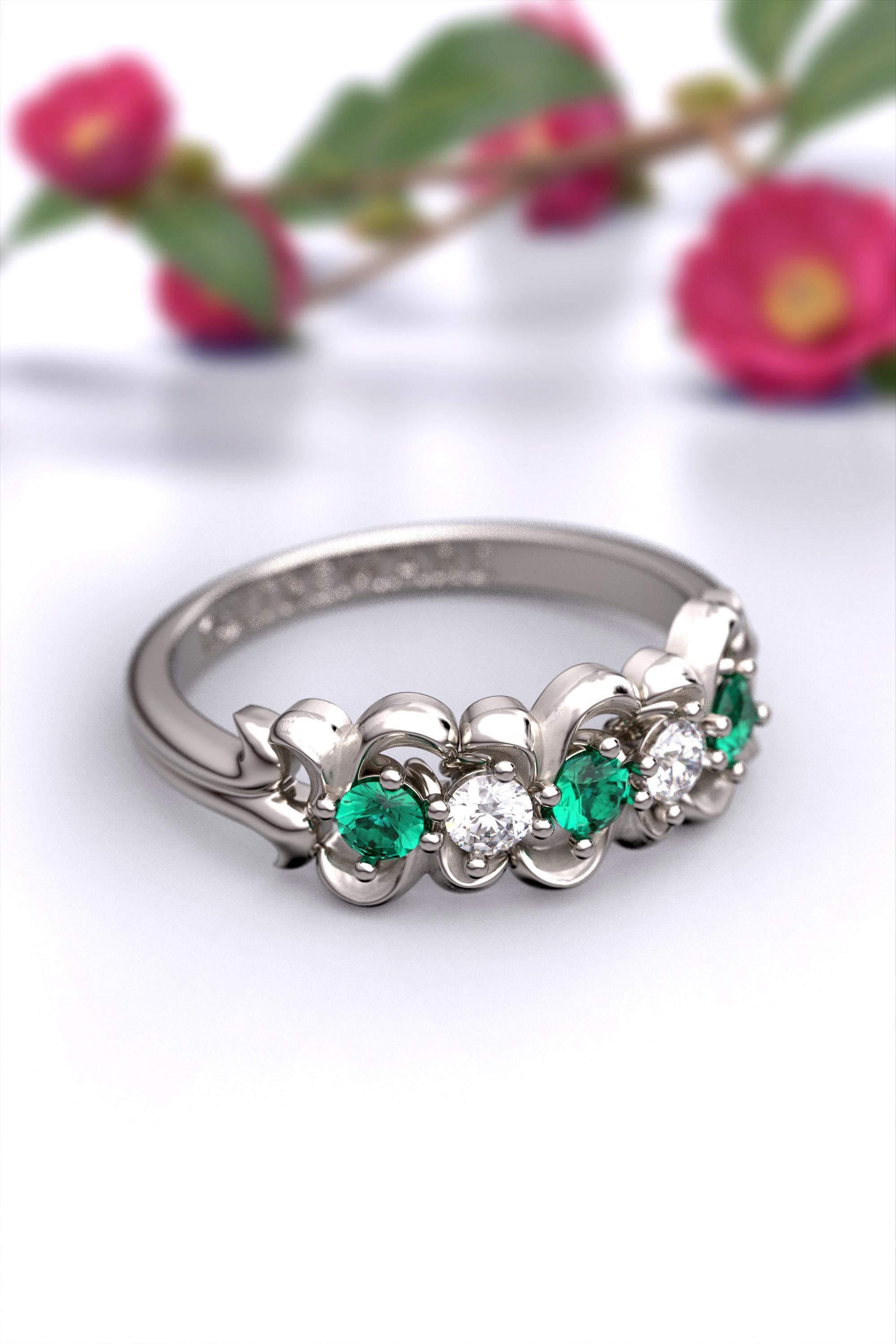 Im Angebot: Anniversary-Ring mit Smaragd und Diamanten aus 14 Karat massivem Gold mit fünf Steinen () 2