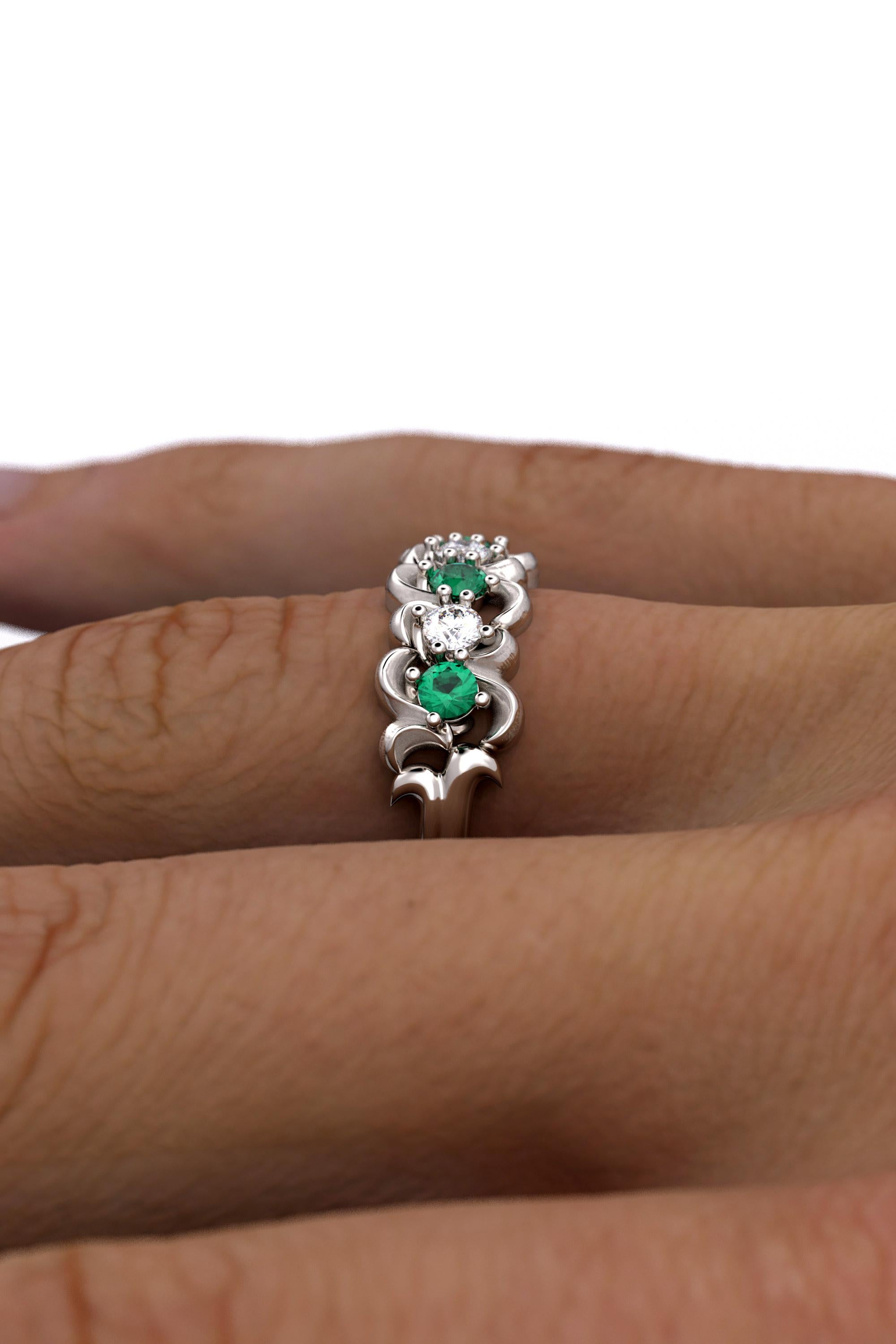 Im Angebot: Anniversary-Ring mit Smaragd und Diamanten aus 14 Karat massivem Gold mit fünf Steinen () 4