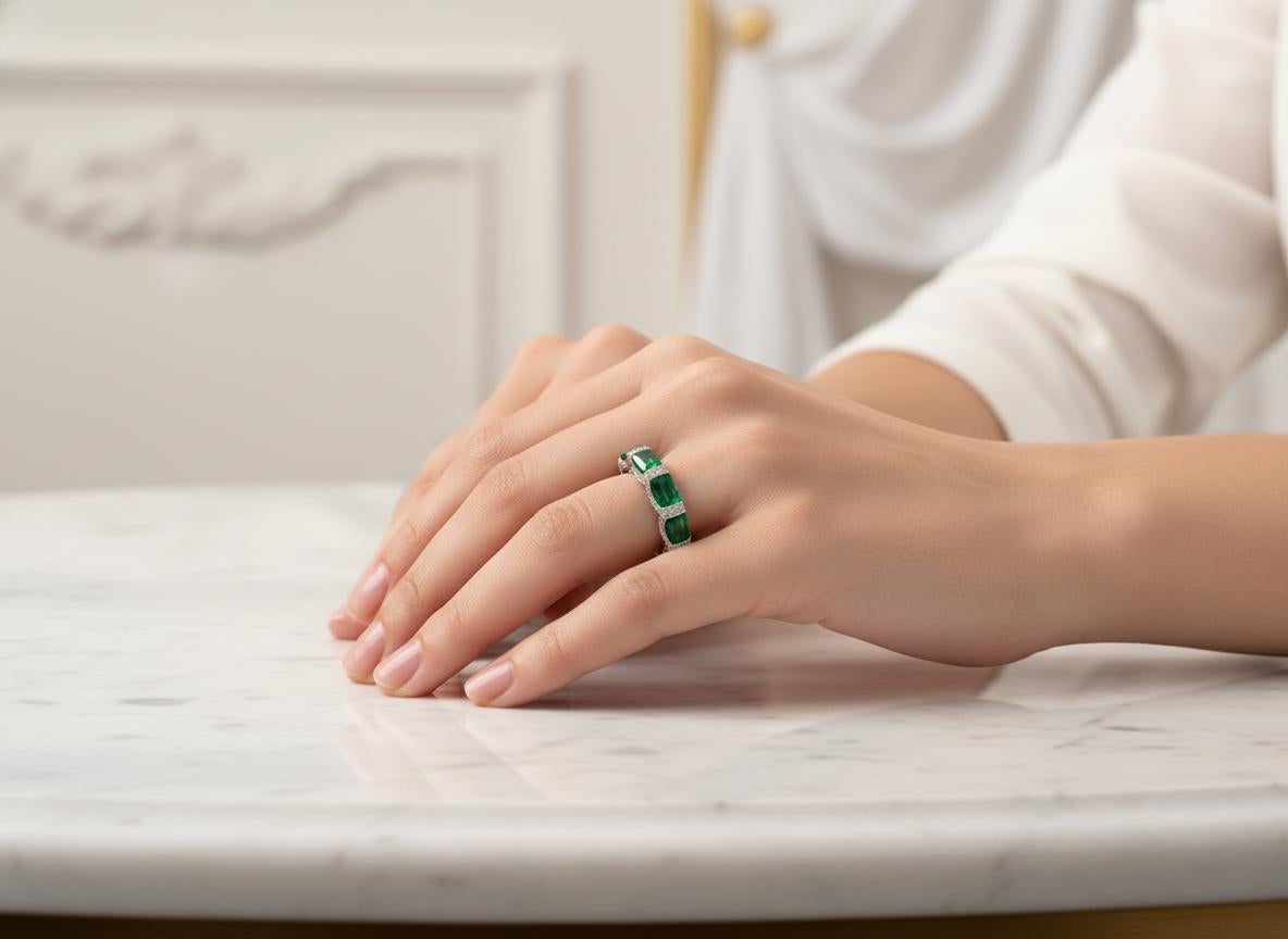 Un bracelet en émeraude à cinq pierres, saisissant et contemporain, réalisé avec brio en or blanc 18 carats poli (6,80 g). Ce modèle exceptionnel met en valeur cinq émeraudes naturelles de Zambie d'une valeur totale de 2,70 carats, chacune taillée