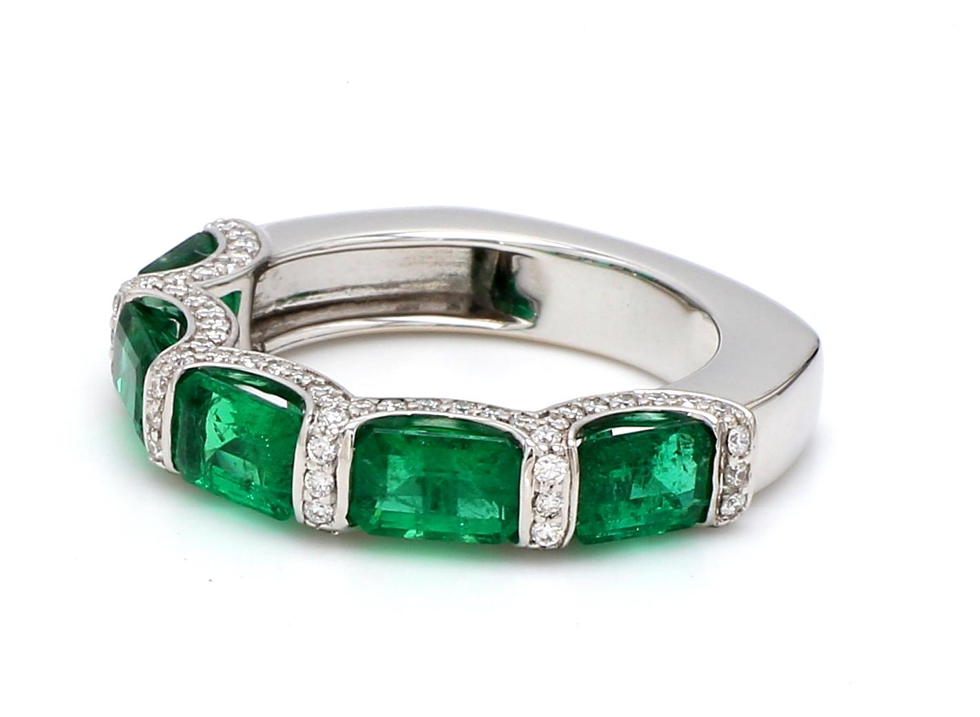 Contemporain Bague à cinq pierres en or blanc 18K, émeraude de Zambie et diamant en vente